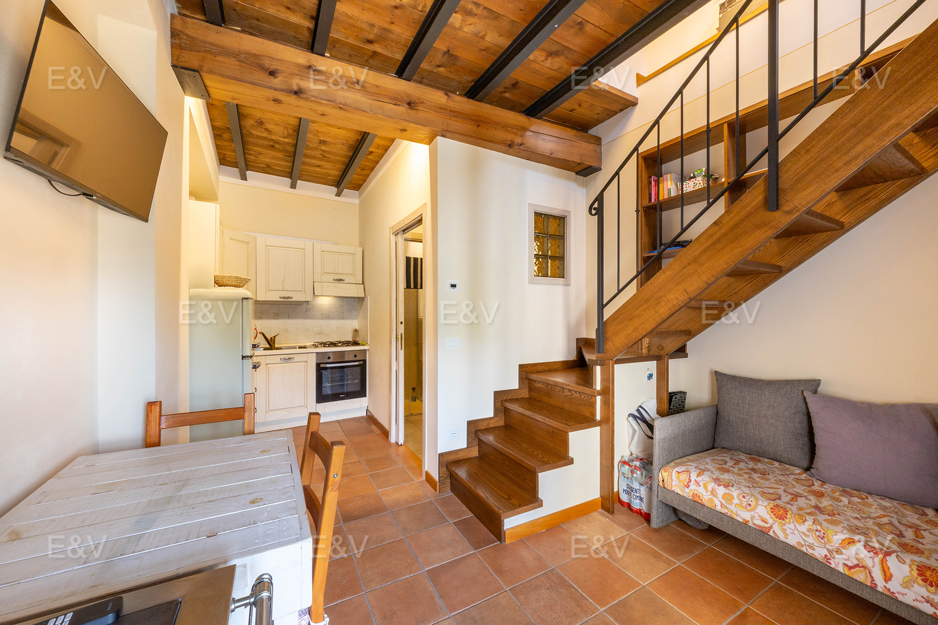 Townhouse with garden in the historic village of Moggiona