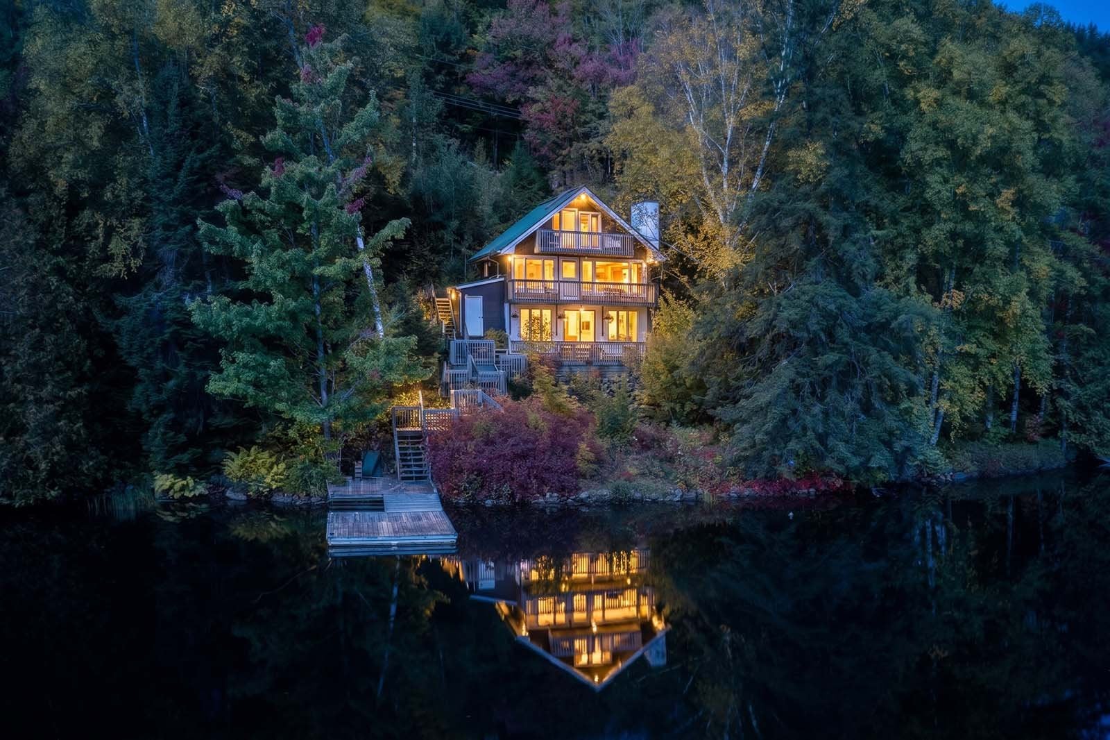 Cozy living with views on the lake