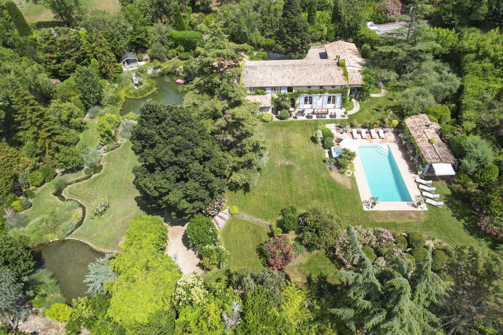 Charming property in a secured area near a golf course with its private putting green