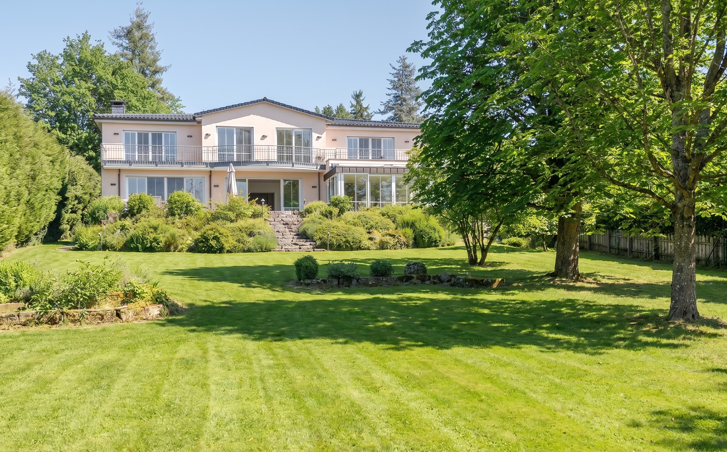 Representative villa estate in prime location in Falkenstein