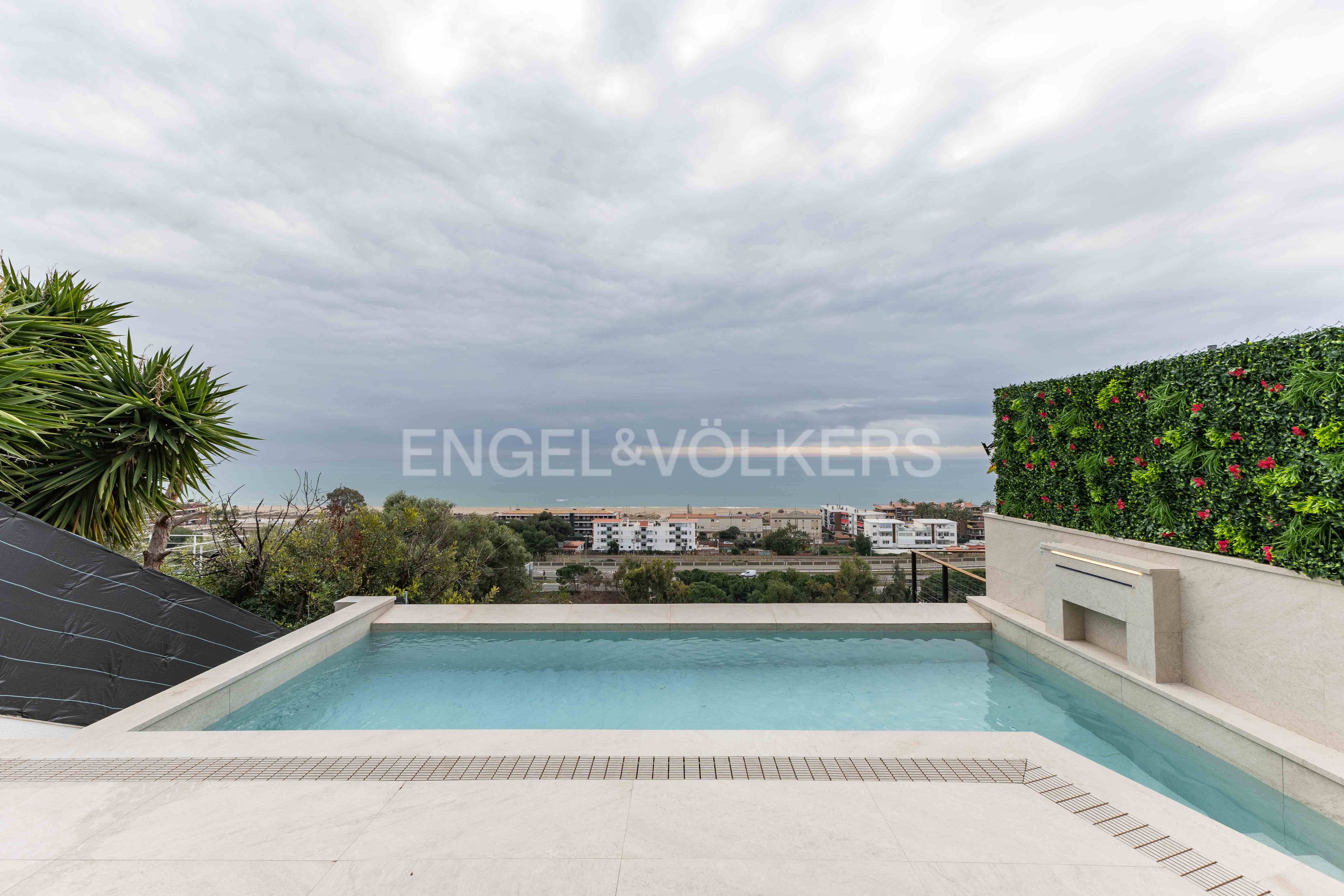 Detached house with sea views