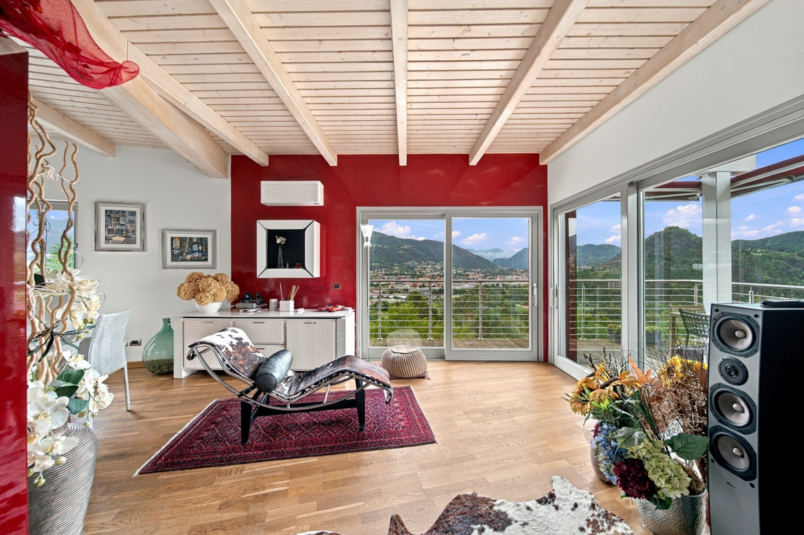 Energy-efficient villa with panoramic views