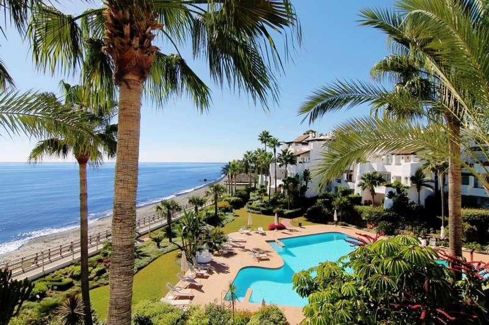 Apartment in erster Strandlinie mit privatem Garten nahe Puerto Banús