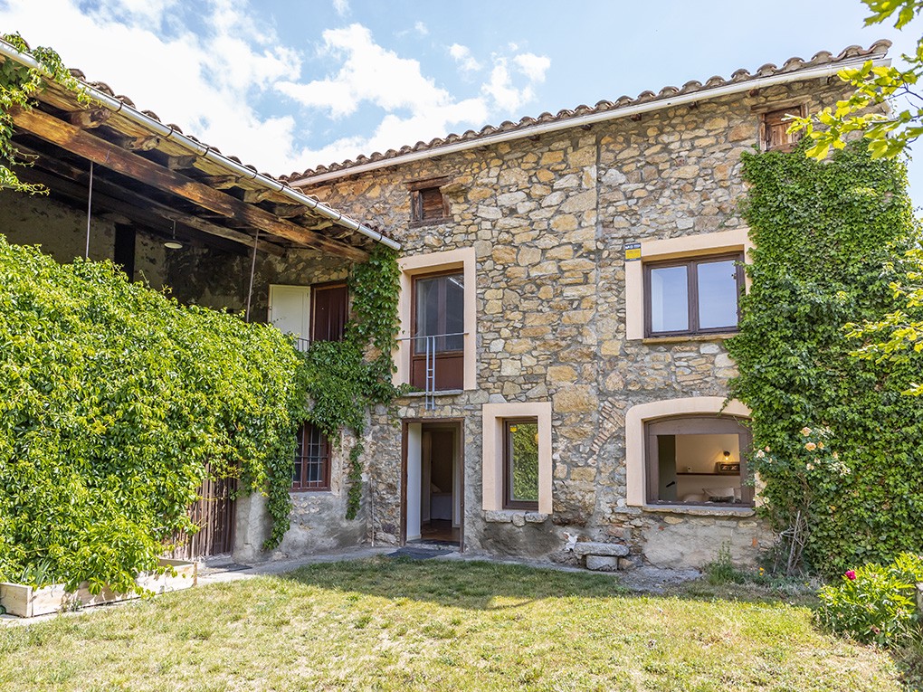 Masía rehabilitada con jardín y vistas en Montellà