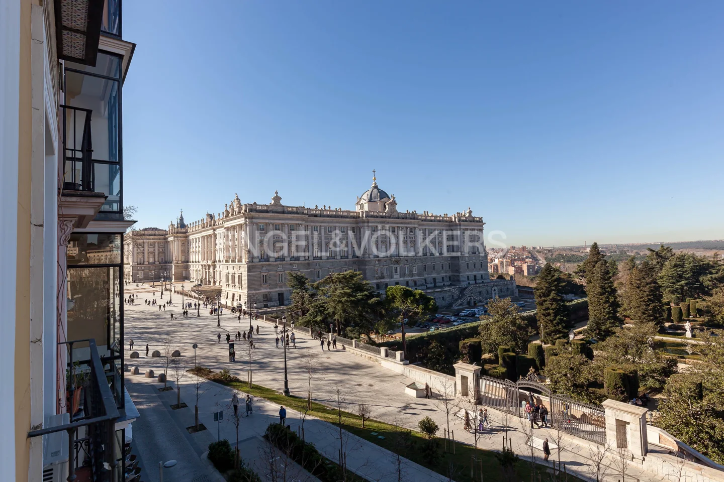 Exclusiva vivienda reformada y con vistas despejadas al Palacio Real