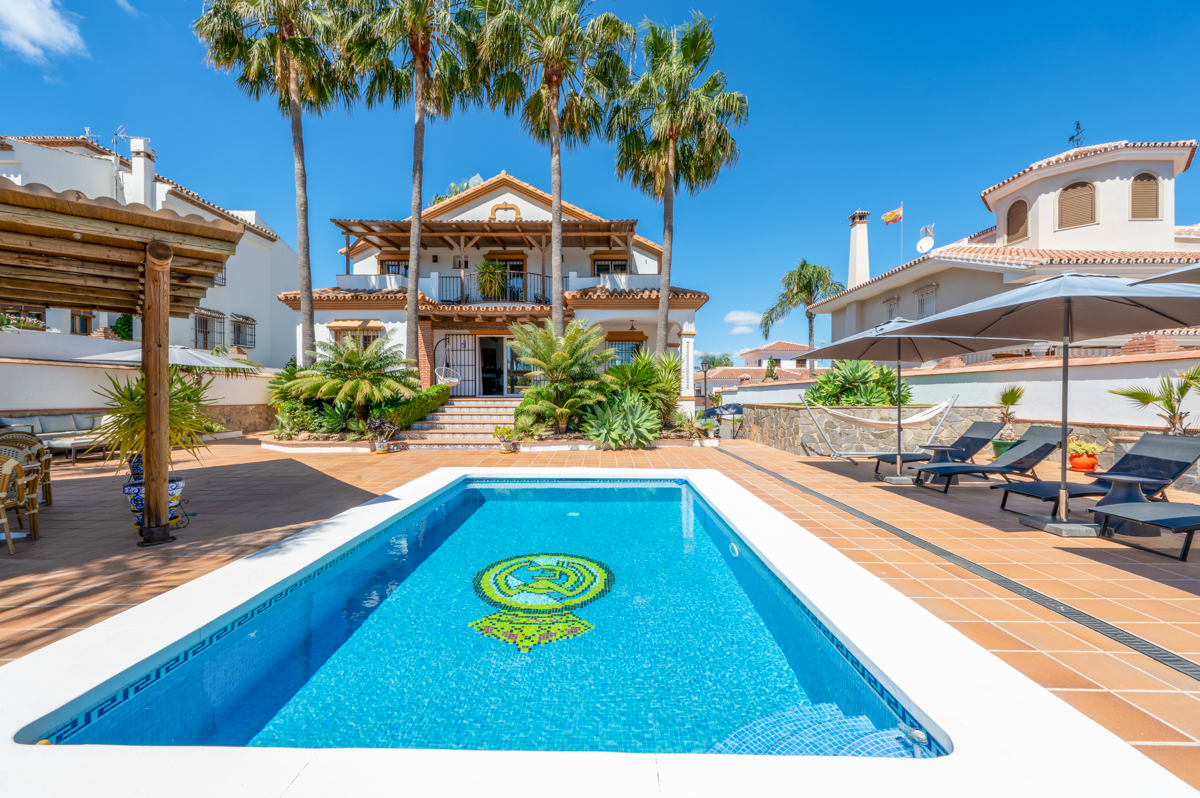 Turnkey Andalusian boutique villa with pool, mountain views, and excellent investment potential