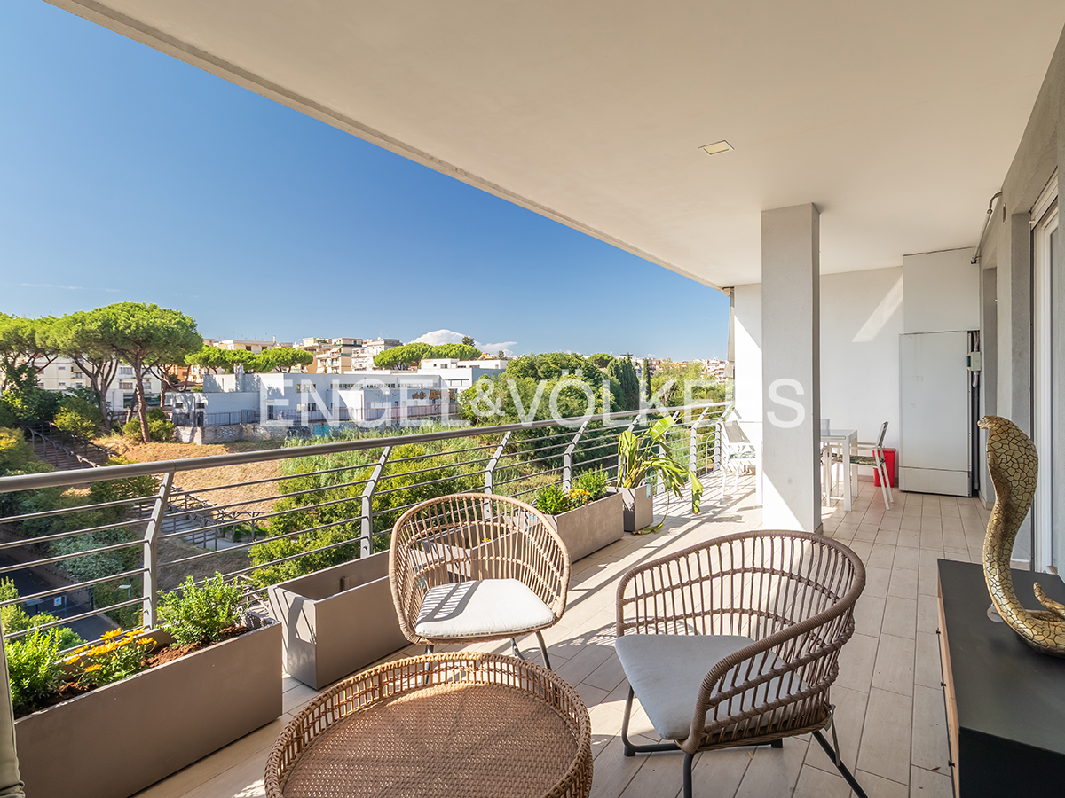 Panoramic penthouse in the Battistini/Gemelli area with covered parking space