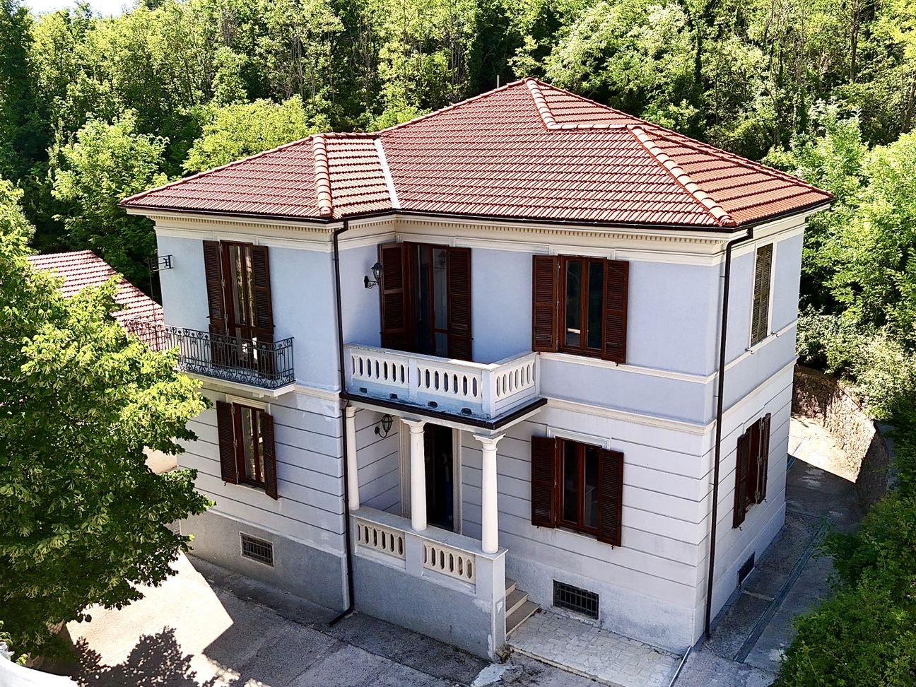 Discover historic elegance in Pescina: renovated residence with private garden.