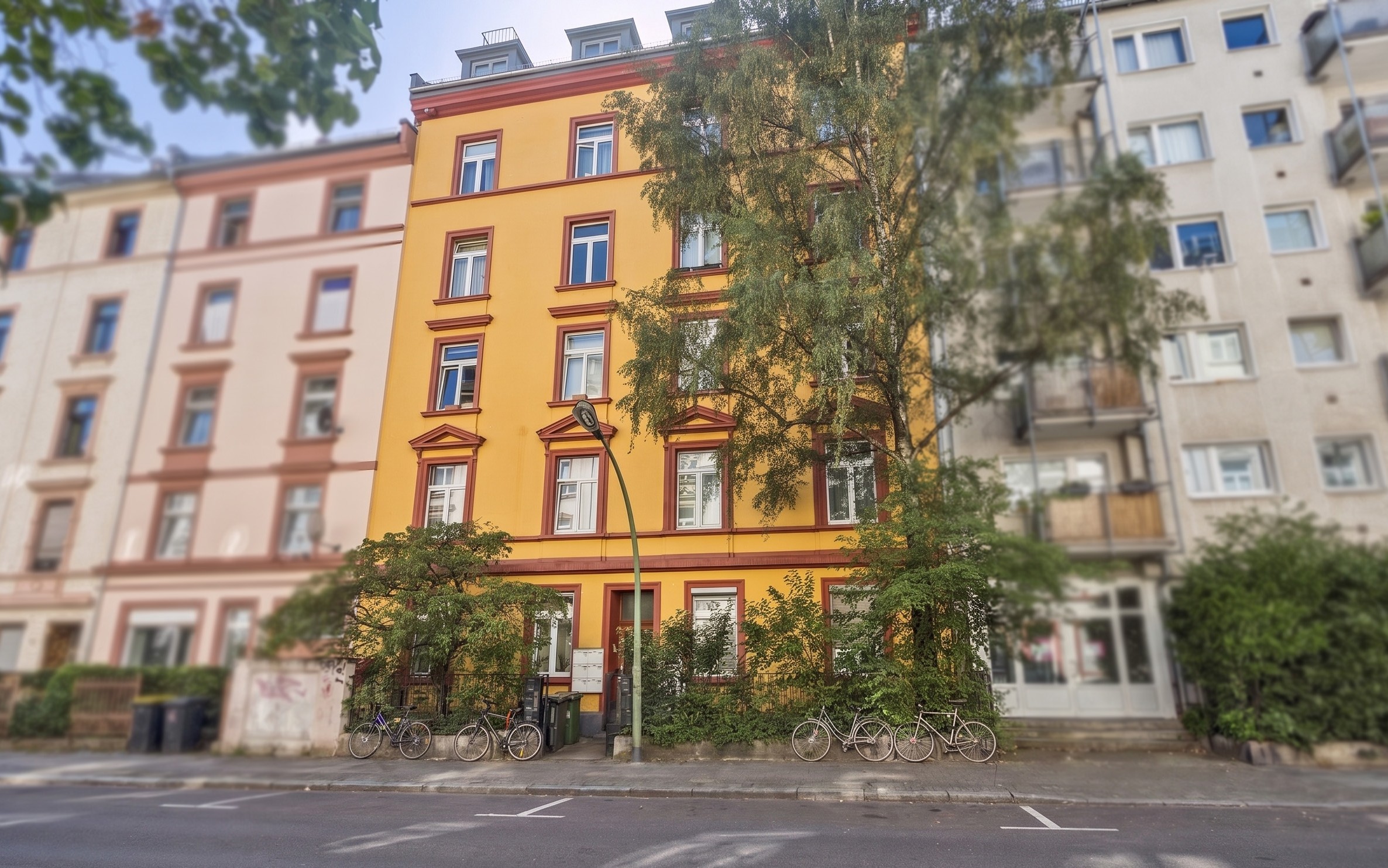 Exclusive living in Frankfurt's Nordend: renovated three-room period apartment