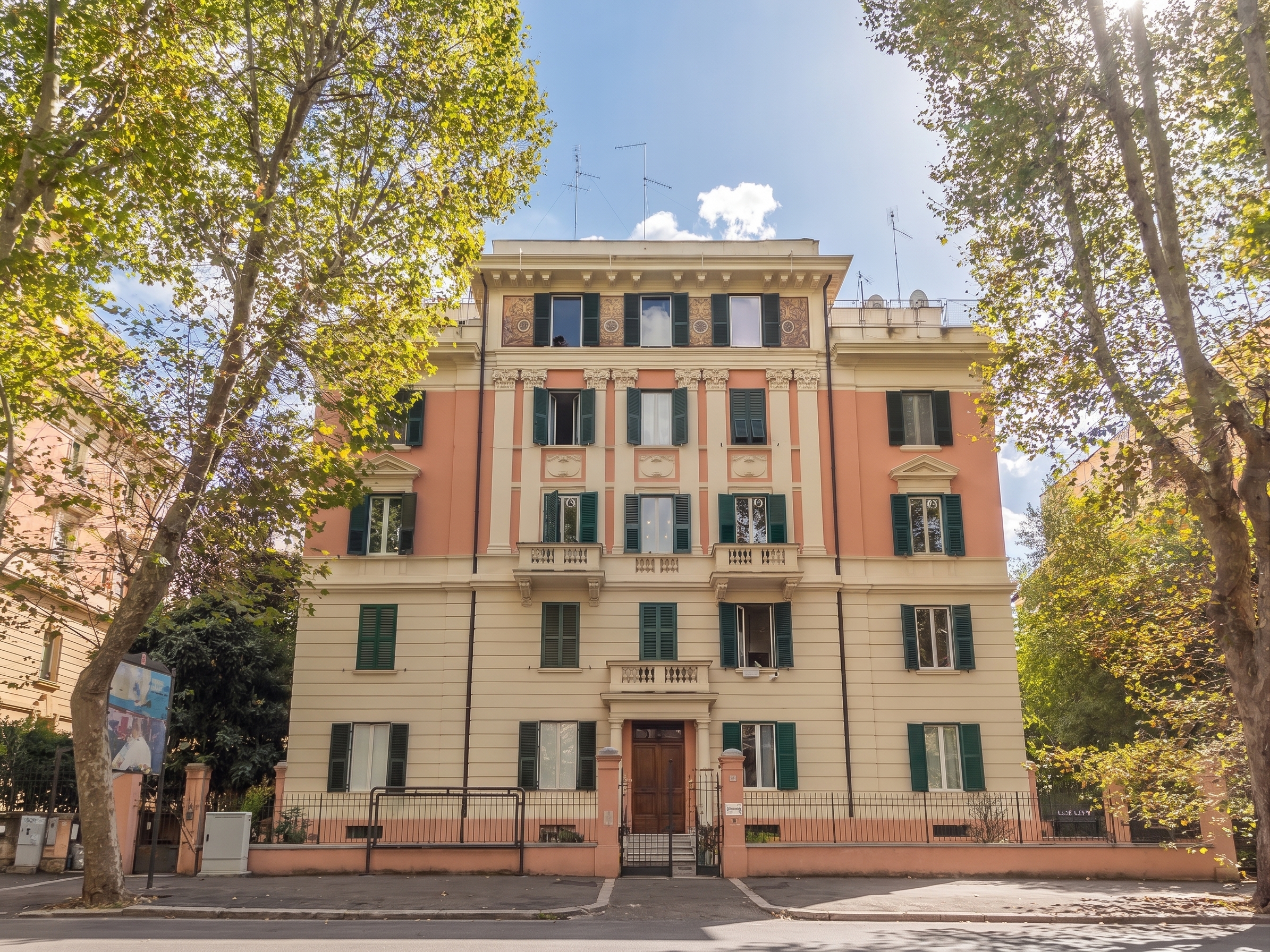 Upper floor in a prestigious period building on Viale Parioli [AI-modified]