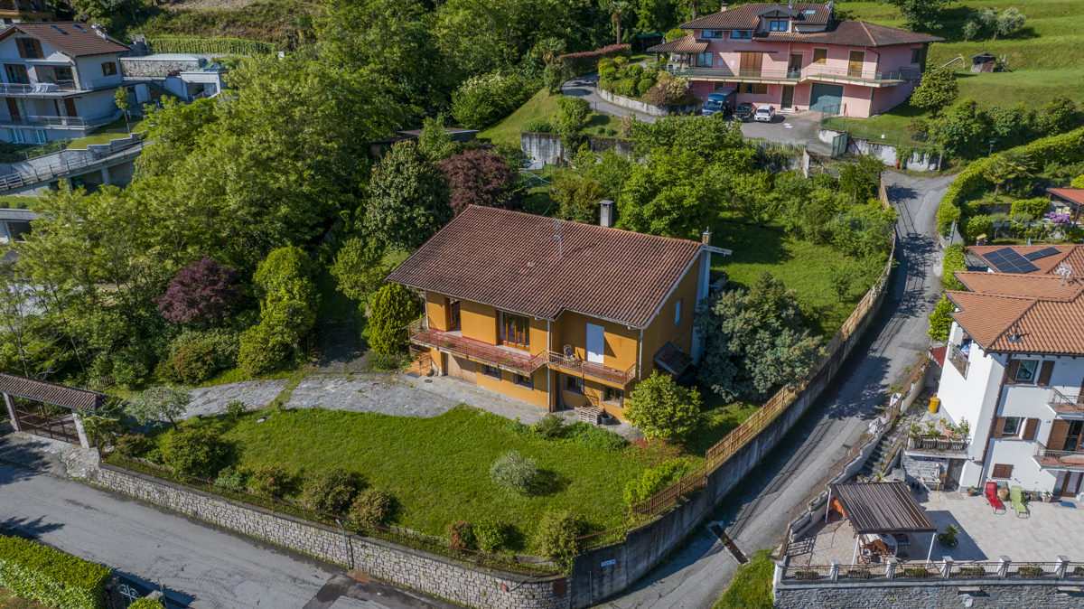 Villa da ristrutturare con vista lago