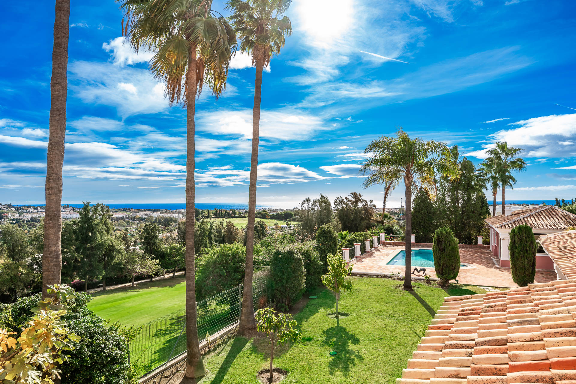 Elegante Chalet de Esquina, estilo Villa en El Herrojo con Impresionantes Vistas Panorámicas