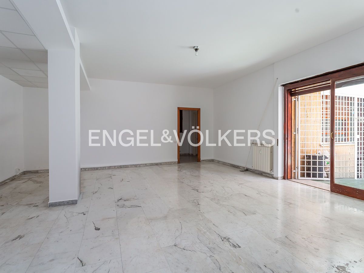 Spacious office with private parking – EUR Val Fiorita