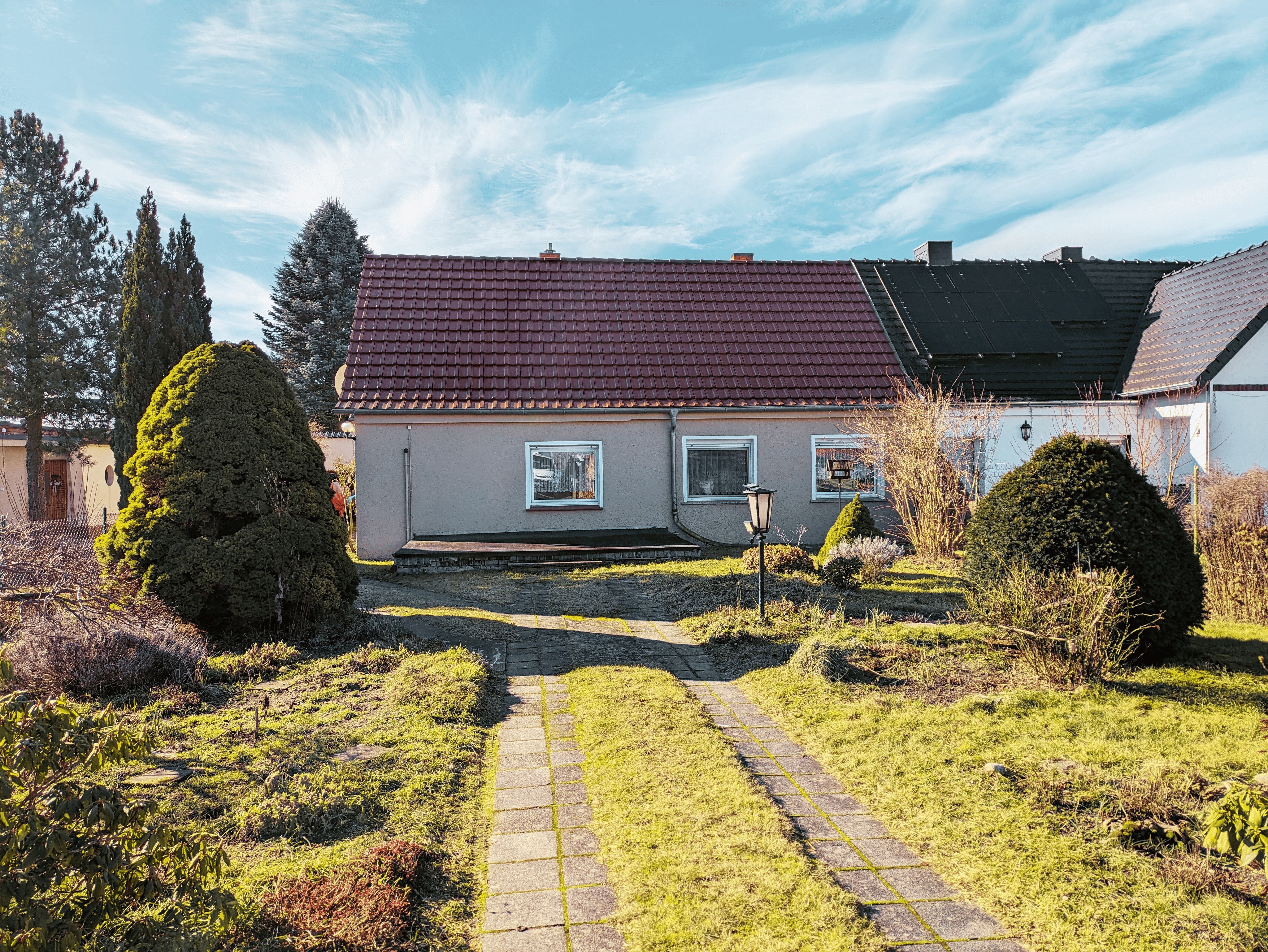 Gemütliche Doppelhaushälfte mit Gartenparadies und Platz für Ideen