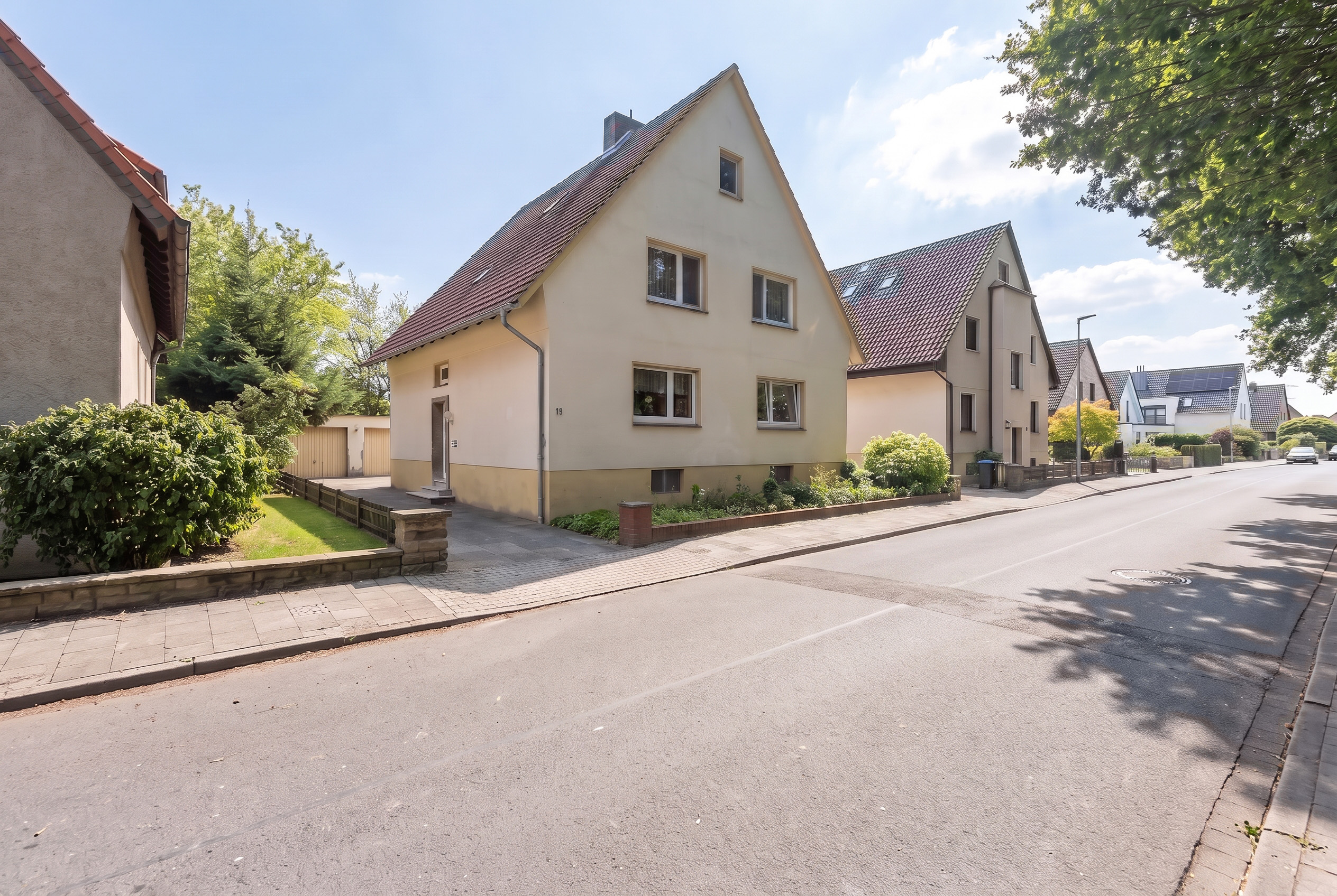 Viel Potenzial in Voxtrup – Zweifamilienhaus auf großzügigem Eigentumsgrundstück [KI-modifiziert]