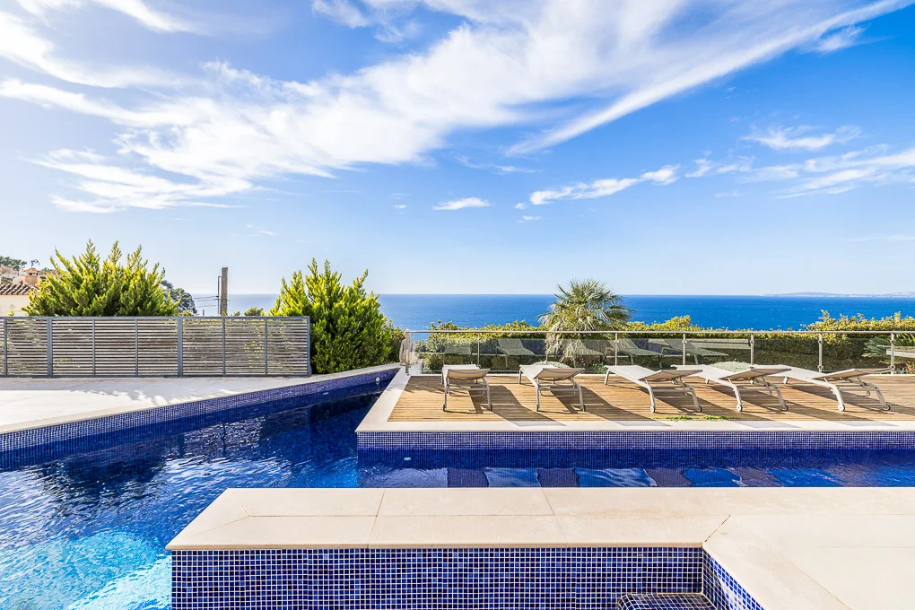 Modern villa top located and superb Bay views in Bahia Azul