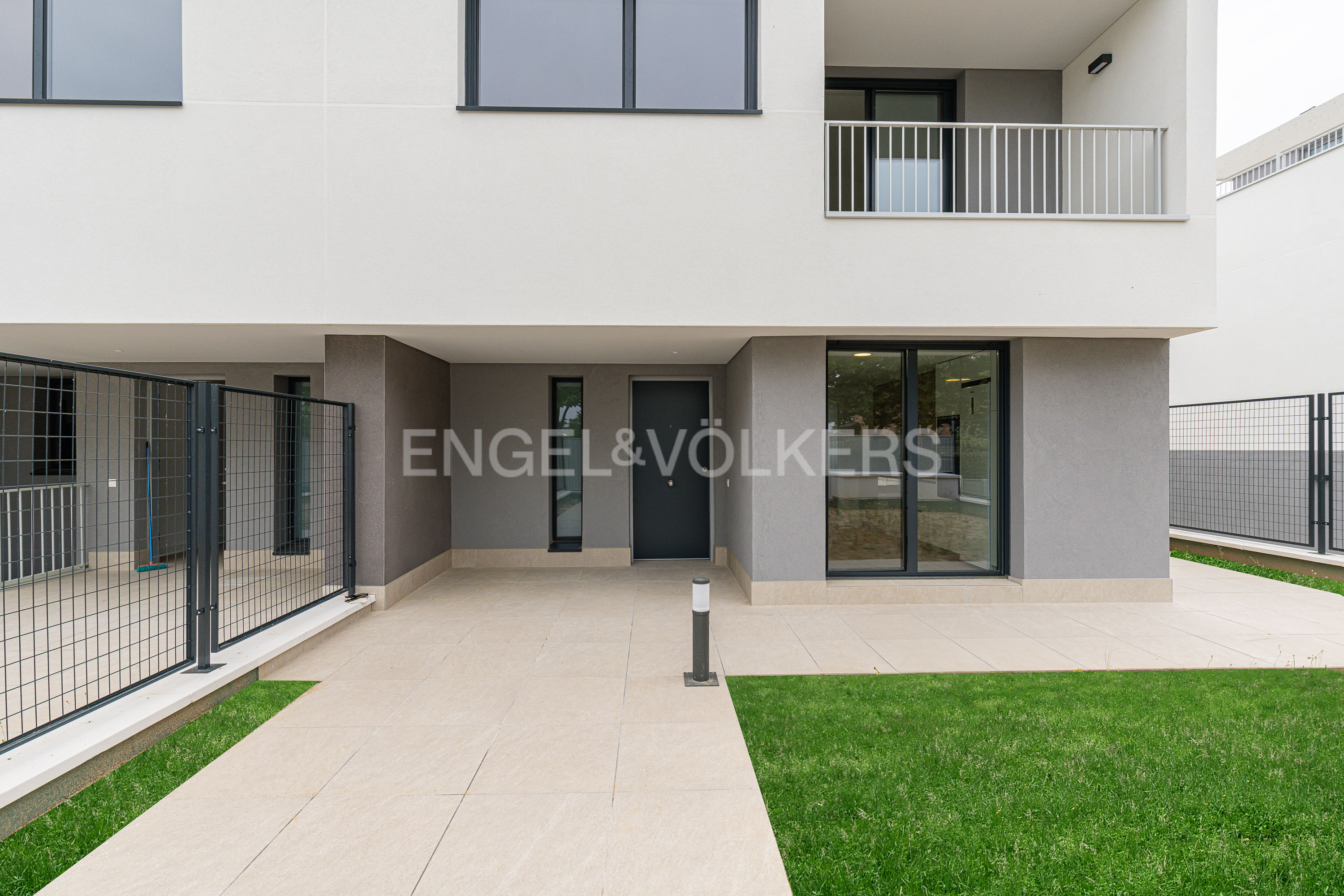 Modern new build semi-detached house with private garden