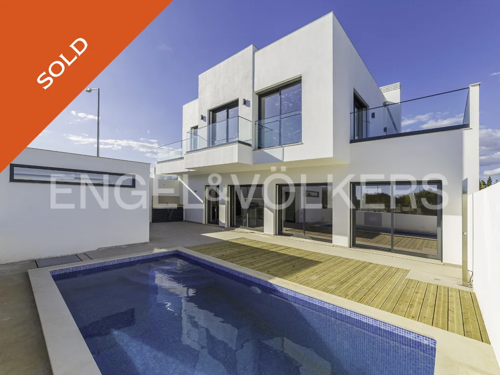 Modern villa with pool and garage in the centre of Tavira