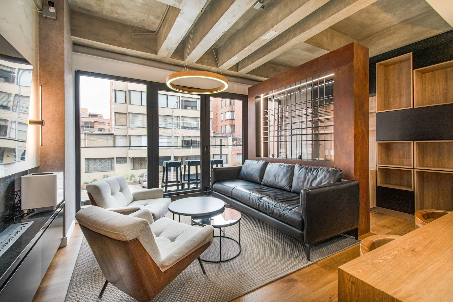 Apartamento con  balcón y diseño amoblado para venta en Chicó