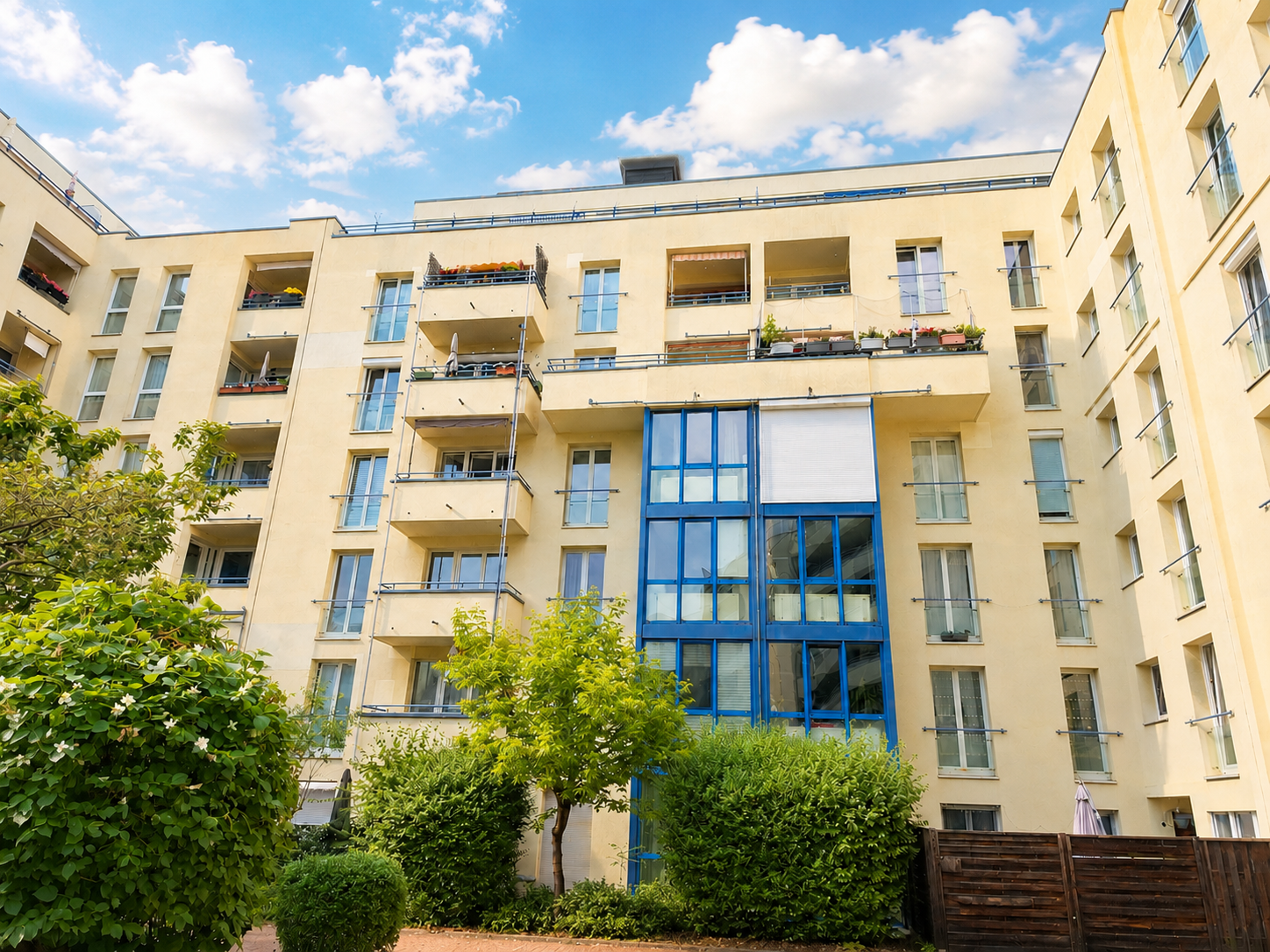 Bezugsfreie 2-Zimmer-Wohnung mit Balkon, Einbauküche und Stellplatz