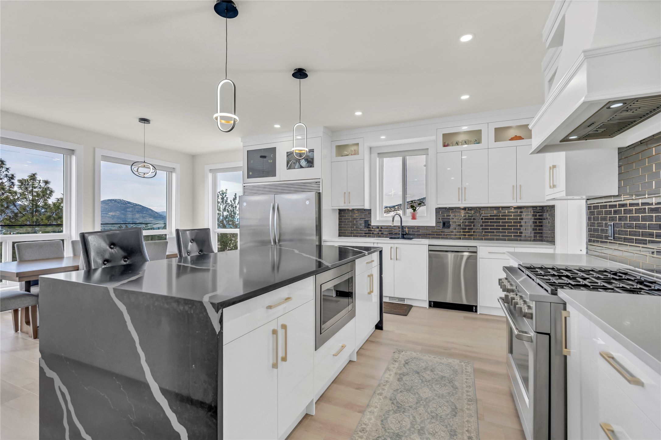 Okanagan Dream Home: 7 Beds, Theatre & Lake Views