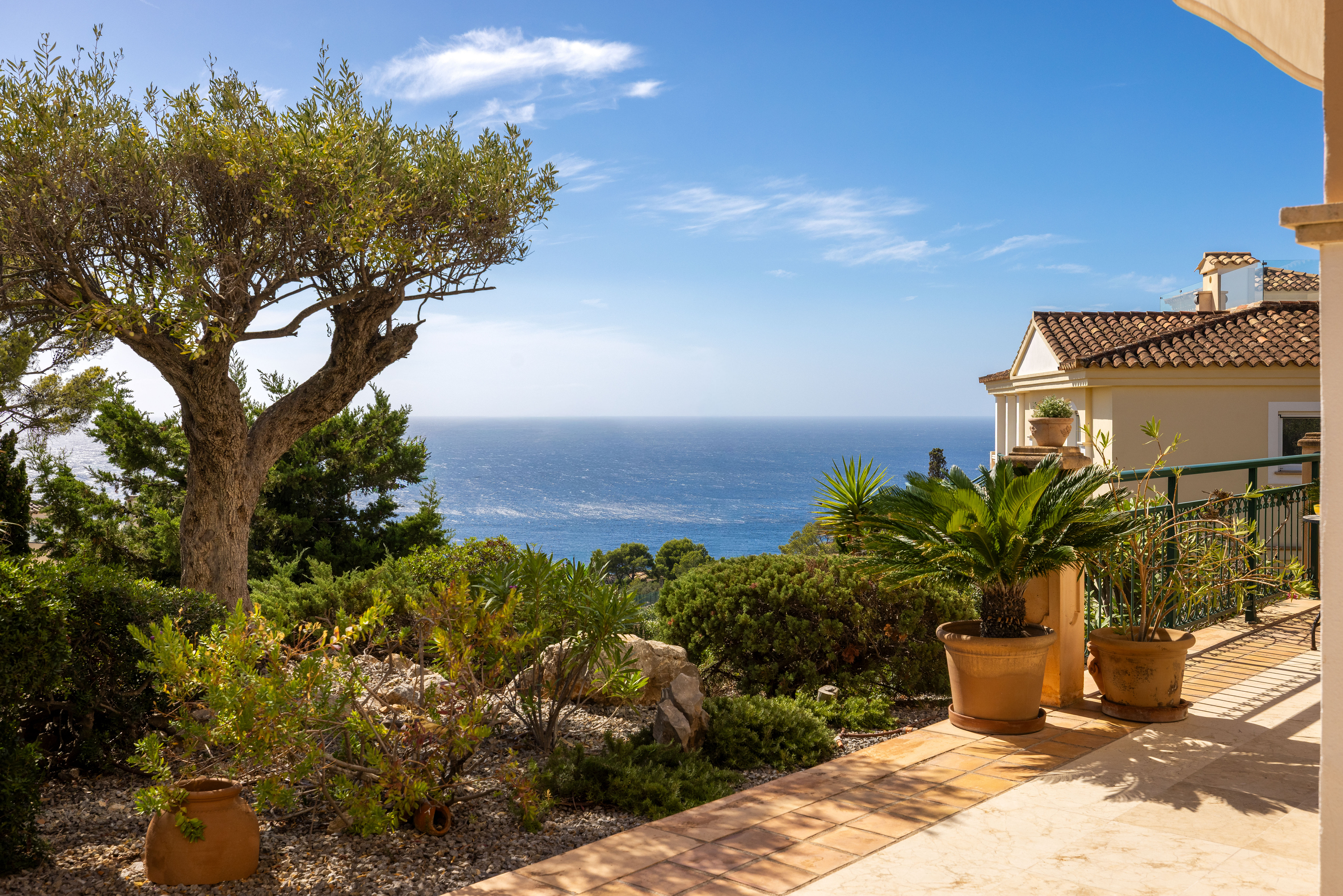 Mediterrane Eleganz, sonnige Terrassen und ein weiter Blick aufs Meer