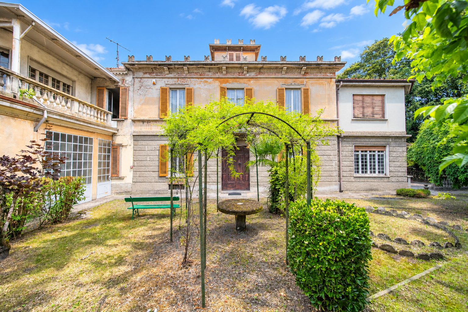 Elegant 19th-century villa to renovate
