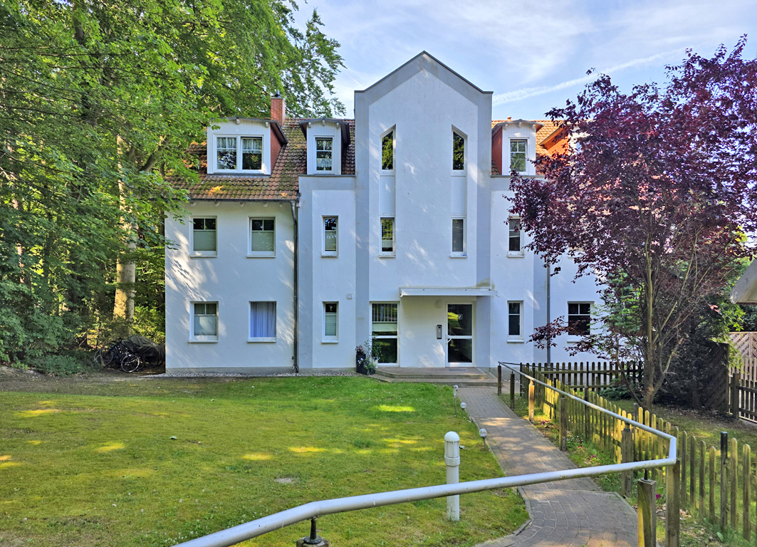 Insel-Domizil in begehrter Glienberglage: Attraktive Erdgeschosswohnung mit großzügigem Eckbalkon
