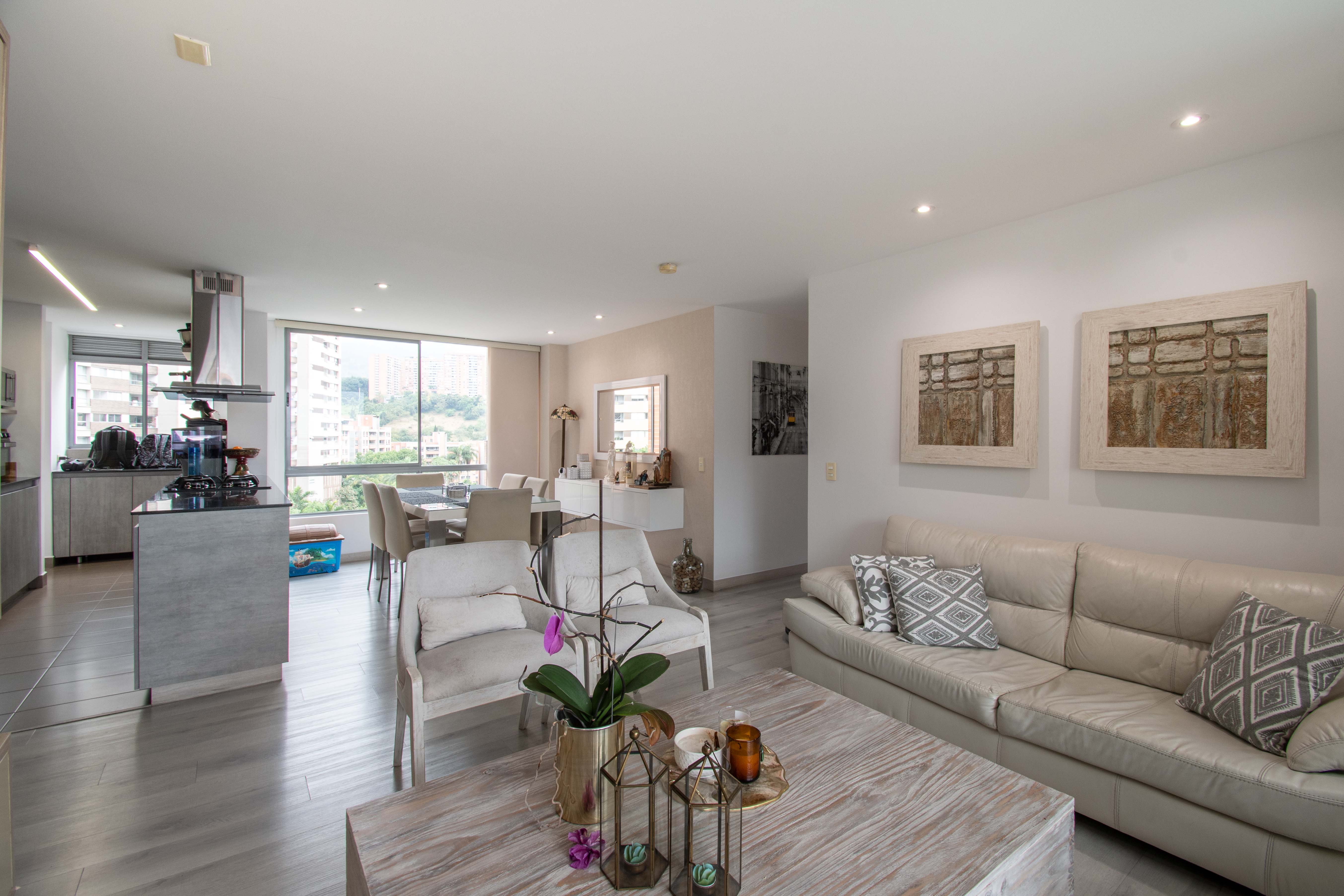 Apartamento con balcón y clubhouse para venta en Loma del Chocho, Envigado