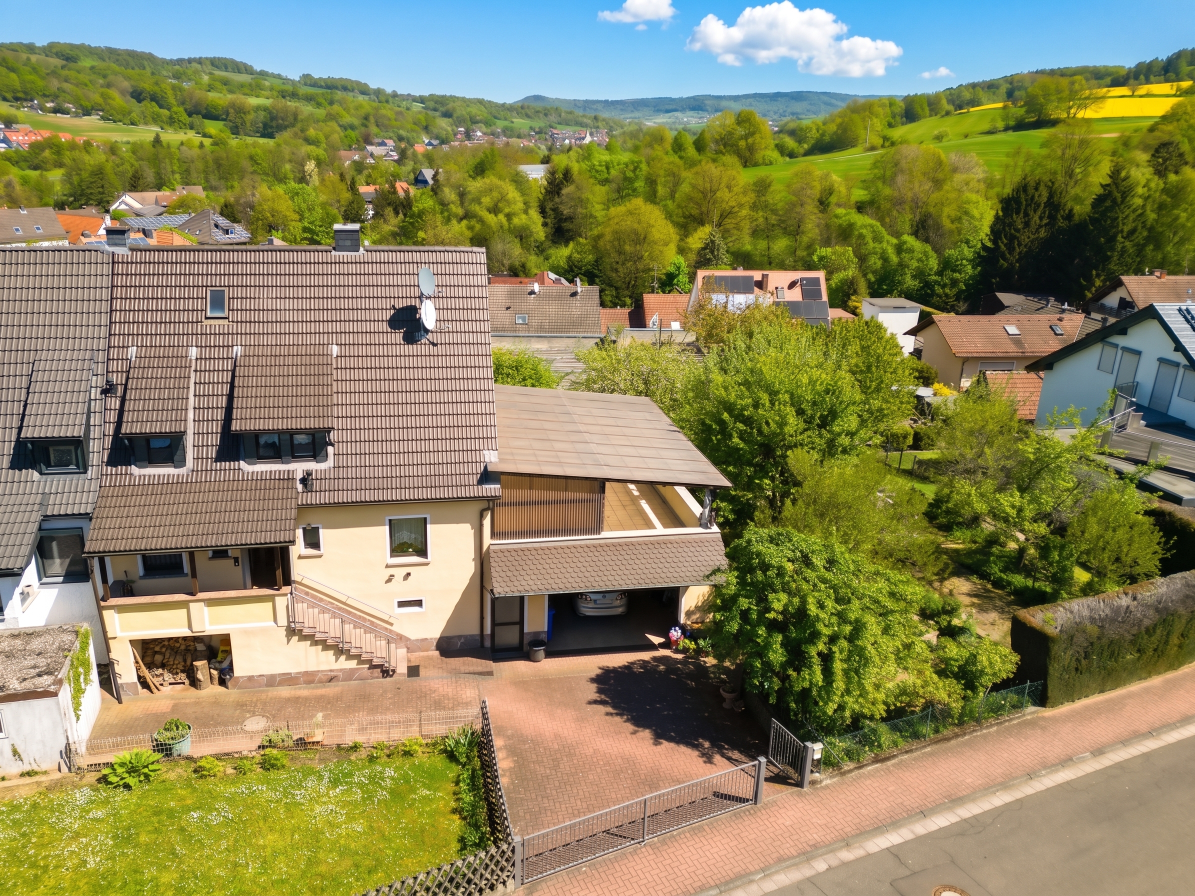 DHH mit traumhaftem Weitblick ins Grüne – idyllisch & familienfreundlich