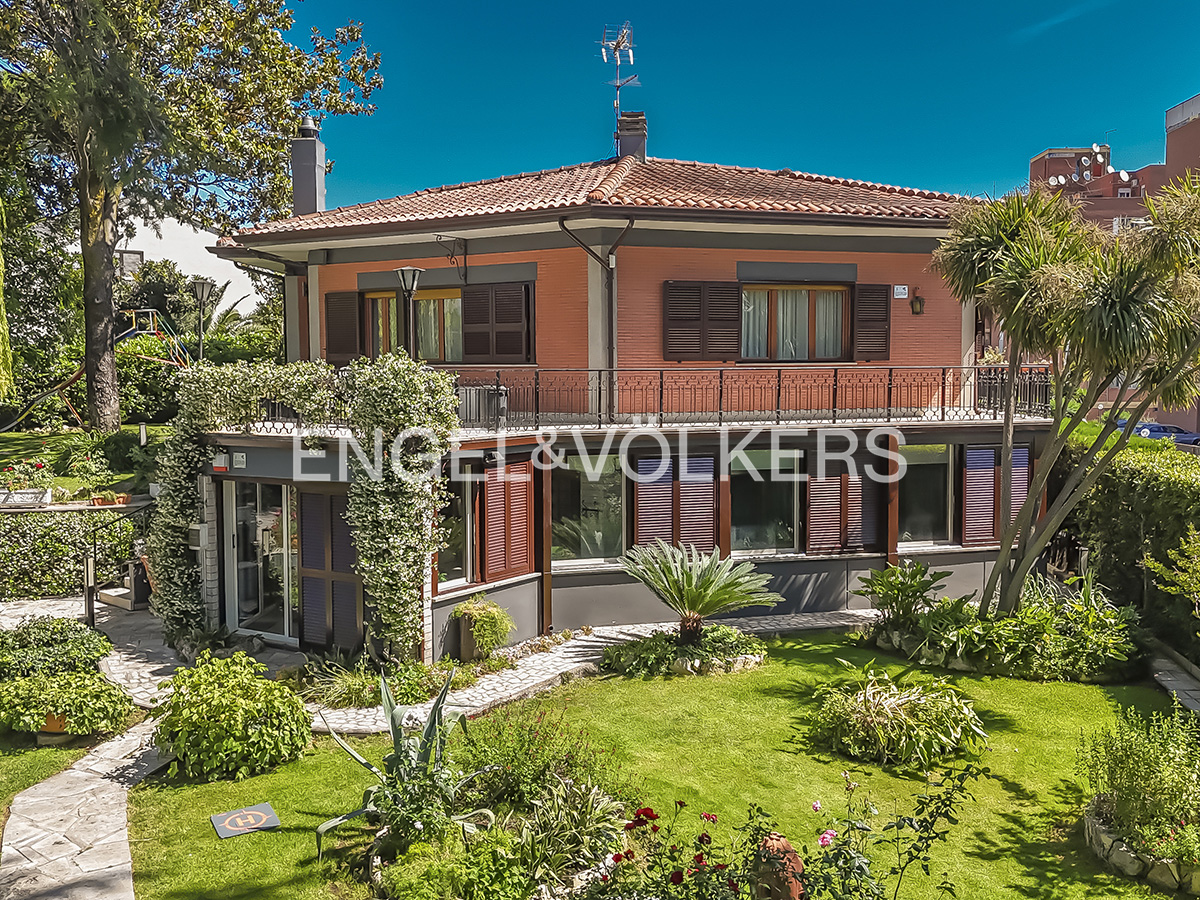 Beautiful two-level villa on Via dell'Universo