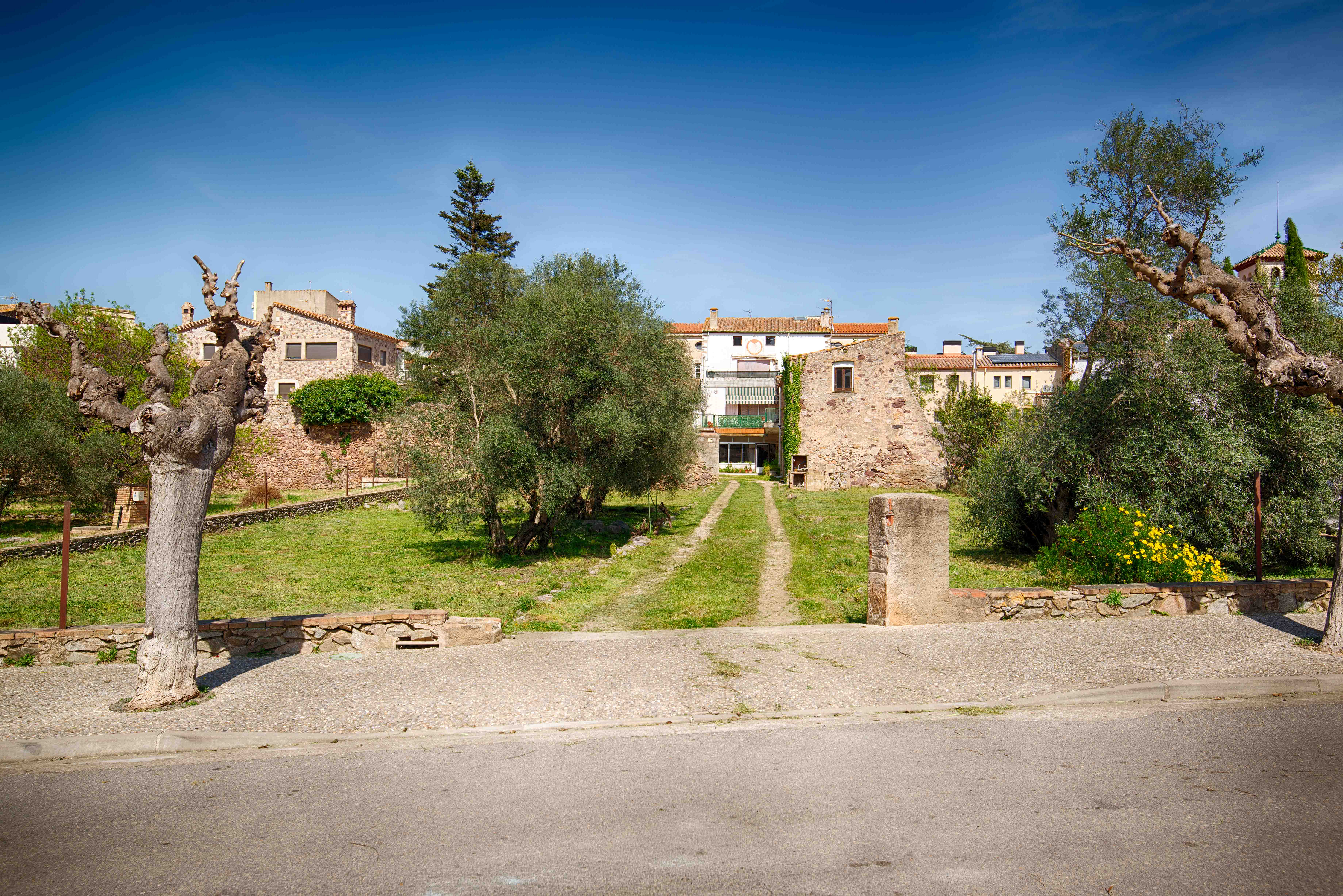 Casa de poble amb jardí a Darnius
