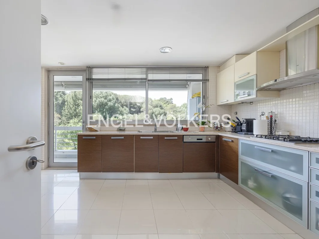 3-bedroom apartment with 2 parking spaces and a storage room in Miraflores