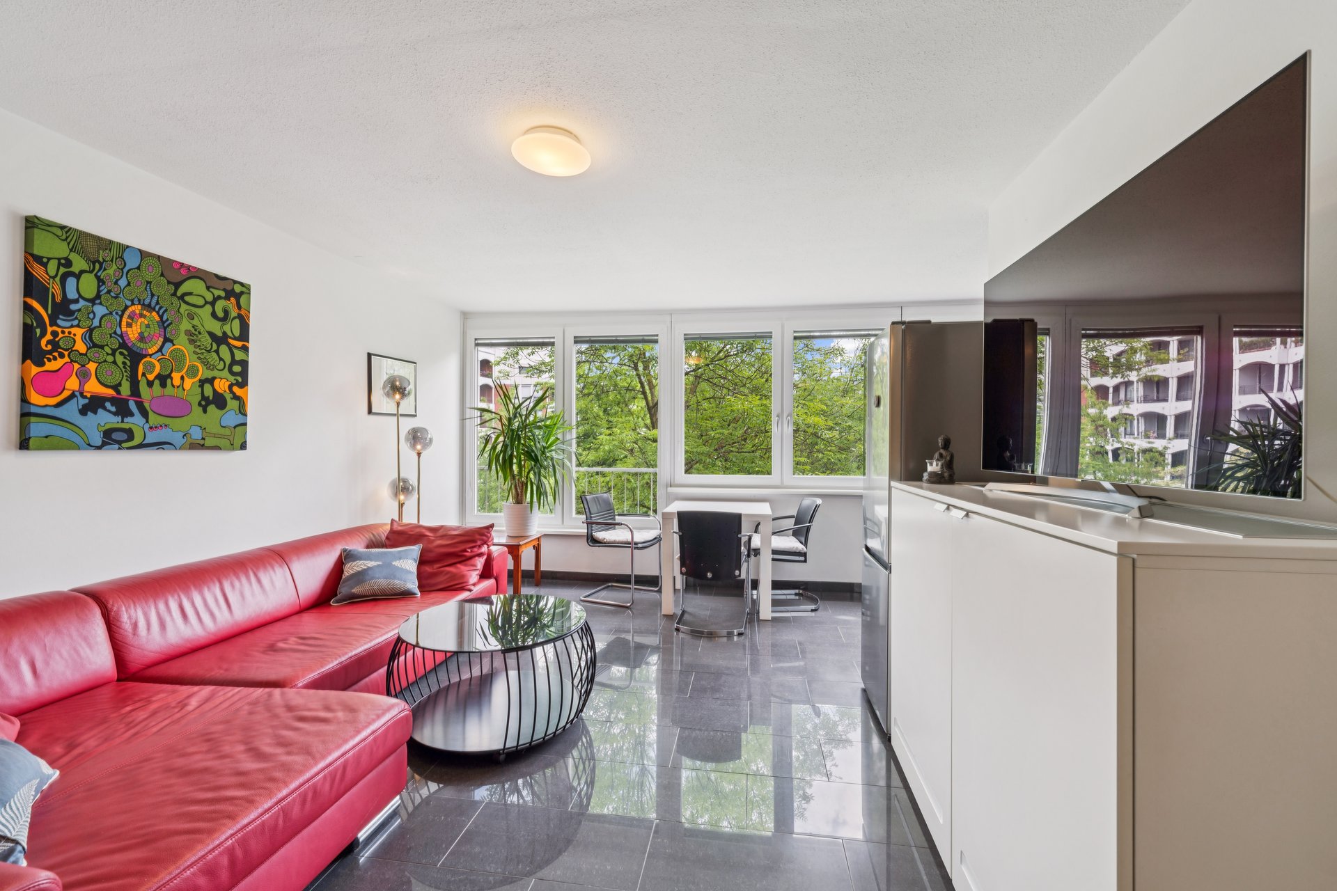 Modern furnished studio apartment in a quiet courtyard location – attractive investment property