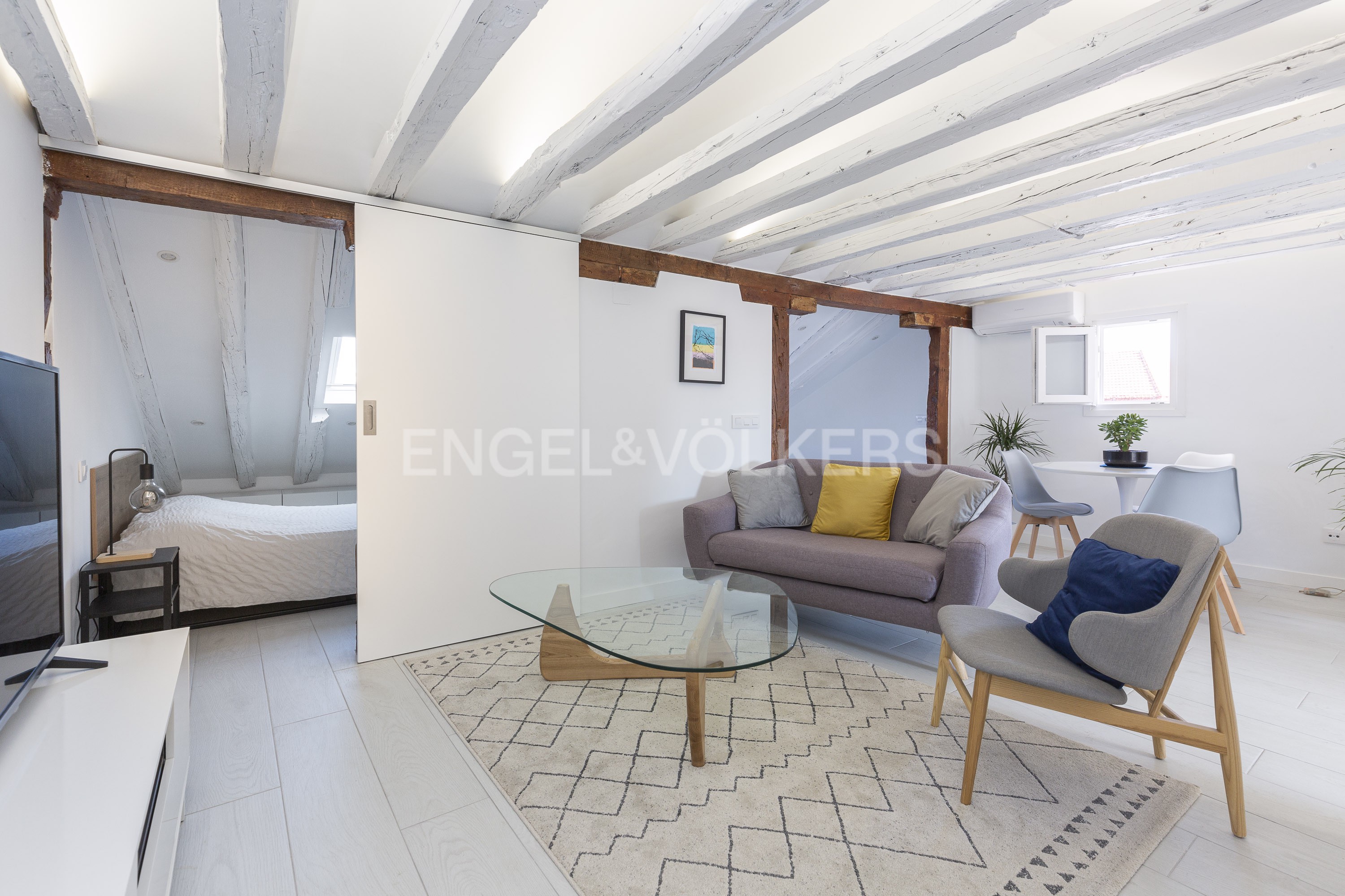 Wonderful and luminous one bedroom flat in Toledo street.