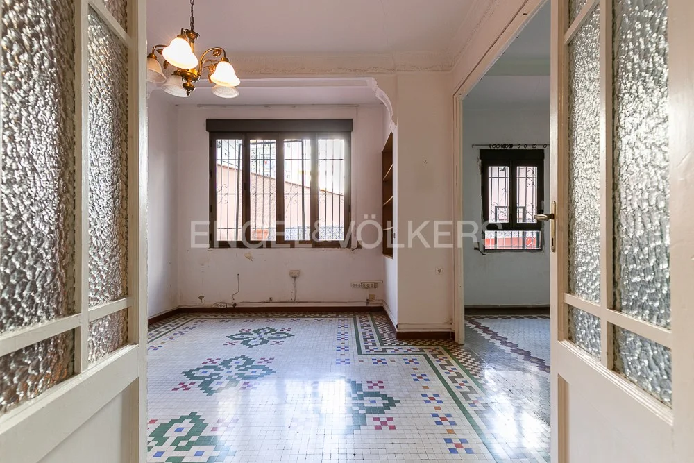 Apartment to renovate with terrace and original elements in El Ensanche