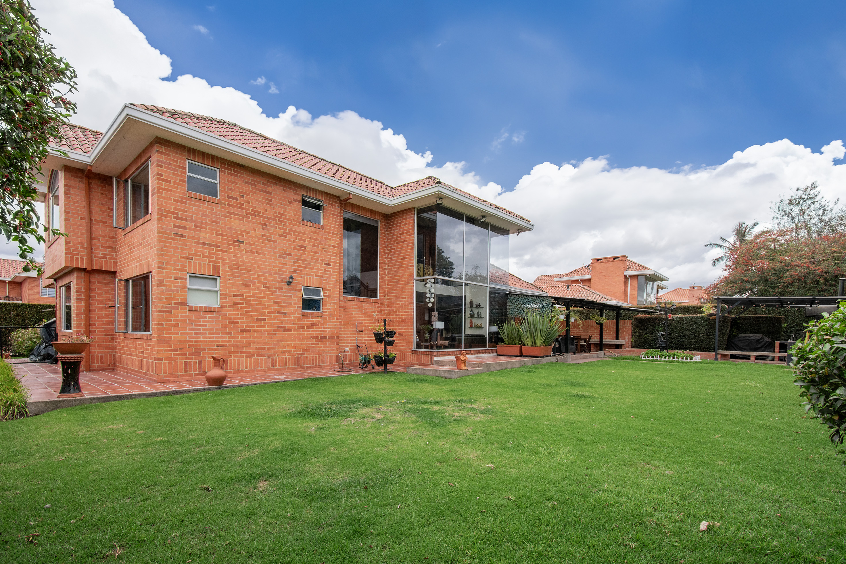Amplia casa para venta en Cota
