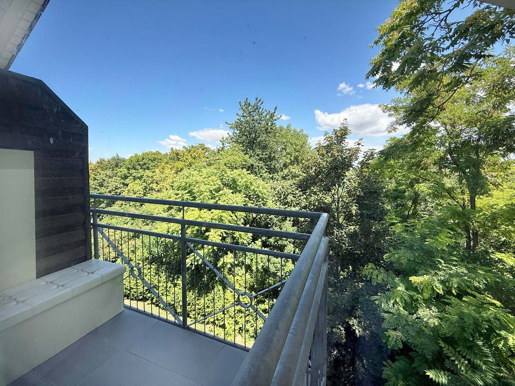 Helle 2-Zimmer-Dachwohnung mit Balkon, Klimaanlage und Außenstellplatz