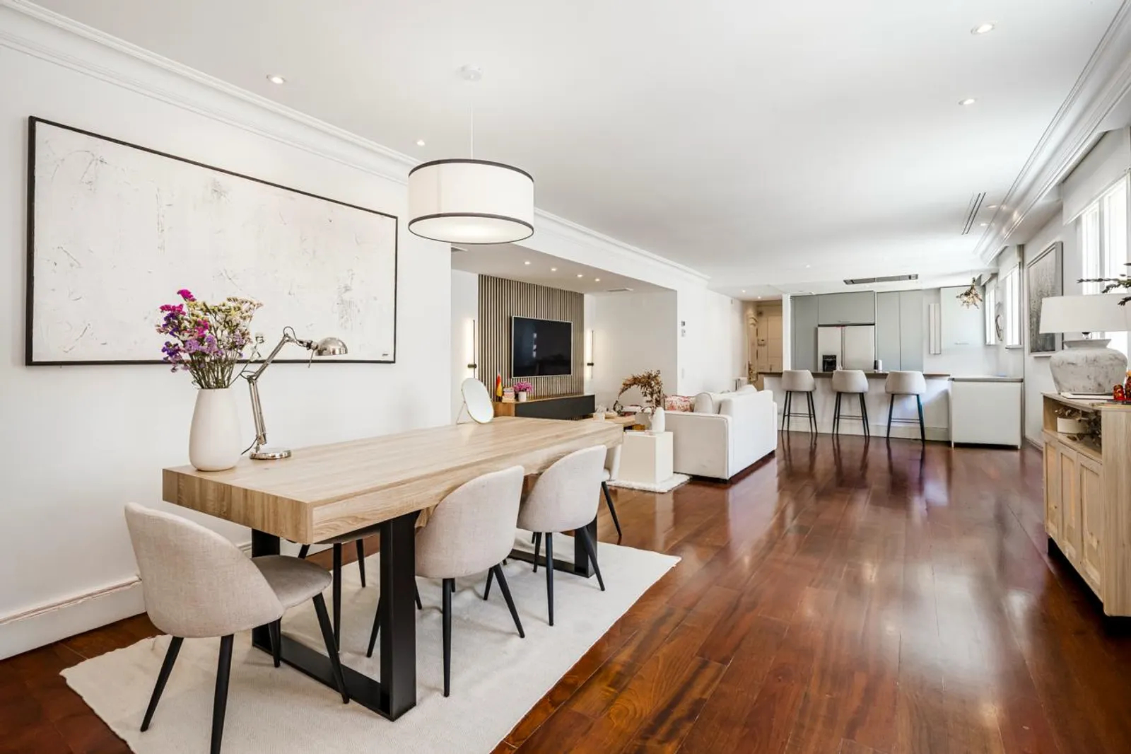 BRIGHT AND ELEGANT 2-BEDROOM APARTMENT ON VELAZQUEZ STREET