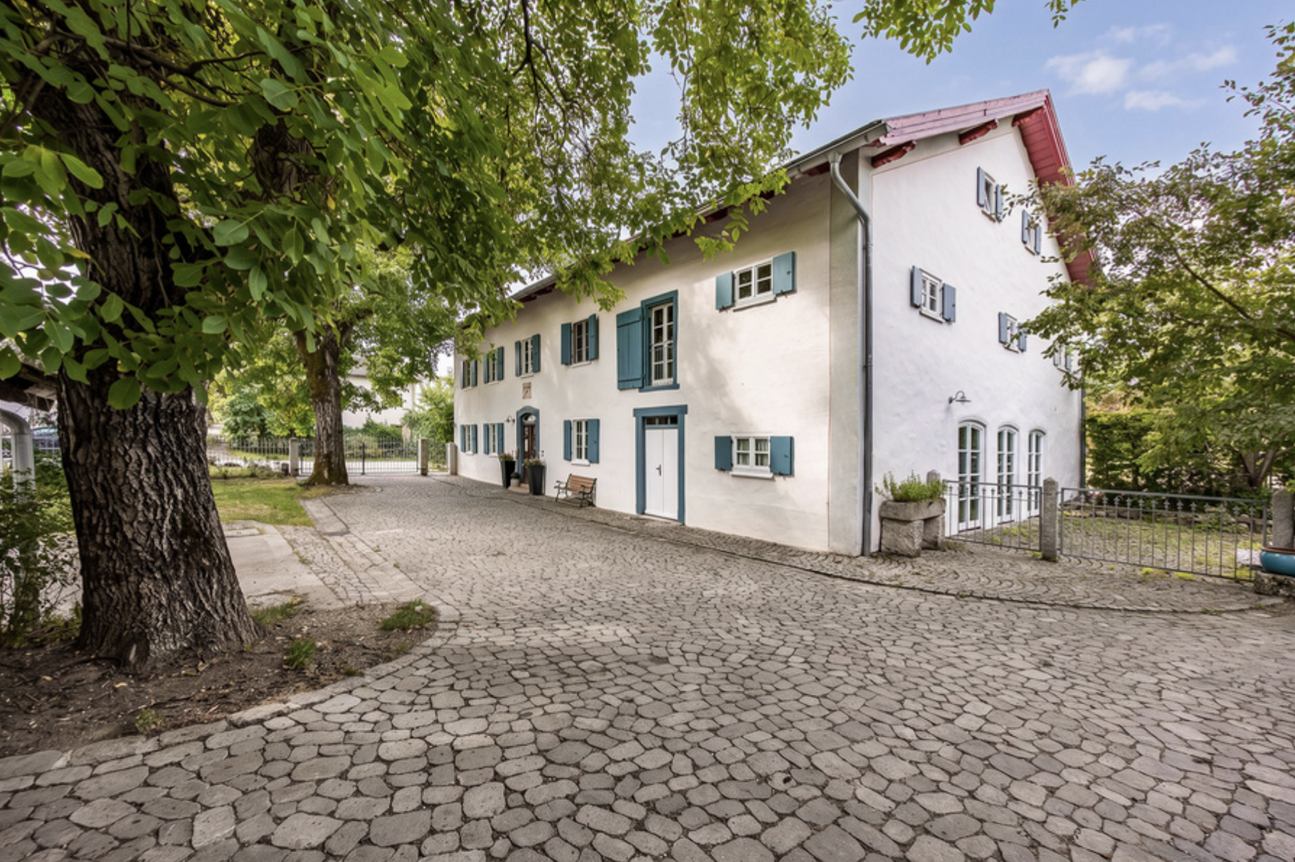 Exklusiver Pferdehof mit preisgekrönt saniertem Jurabauernhaus inklusive nachhaltigem Energiekonzept