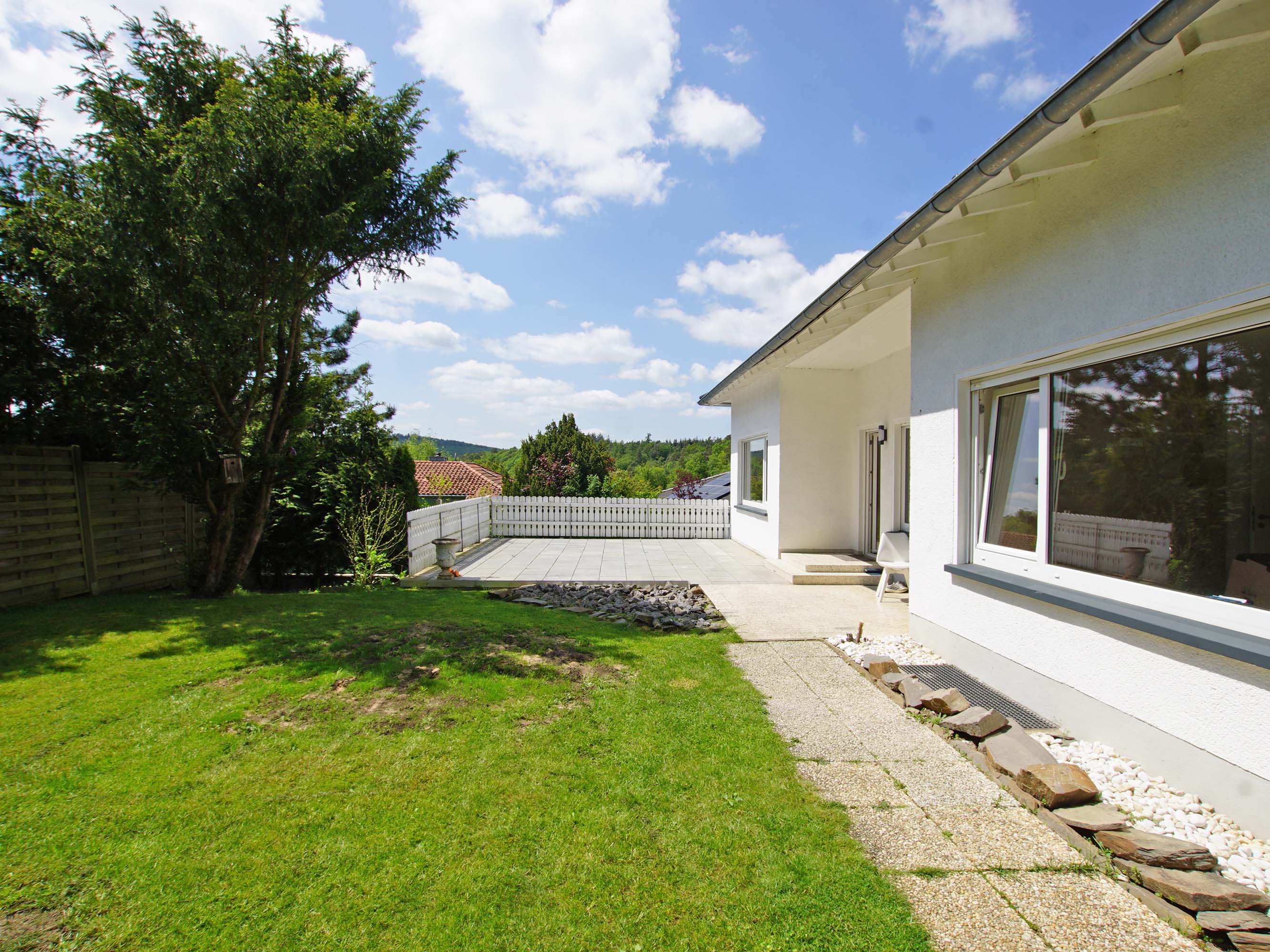 EFH mit großer Sonnenterrasse und Garten in Waldrandlage