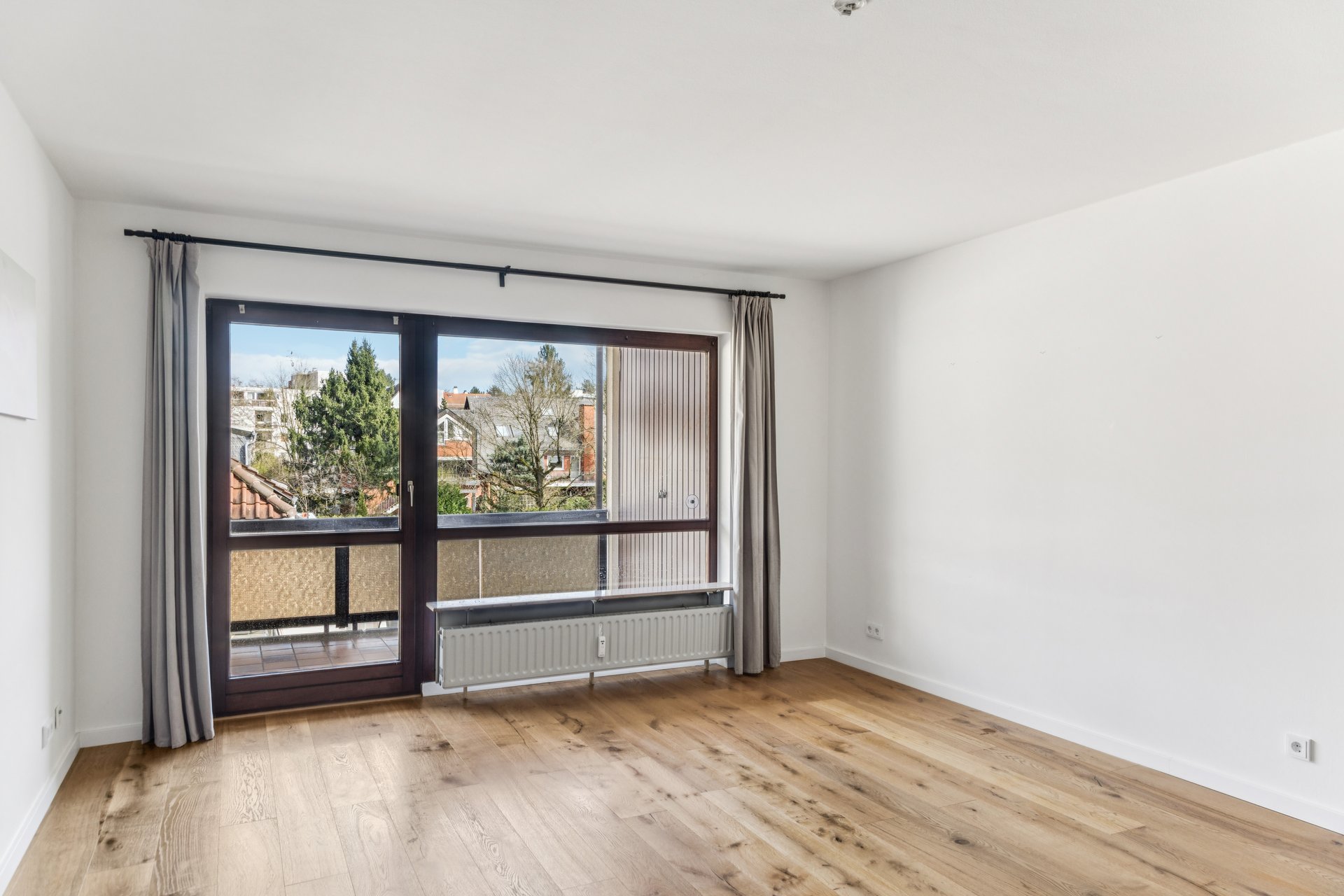 Exclusive and quiet: Modernized apartment in Sachsenhausen-South with fitted kitchen, balcony and underground parking space