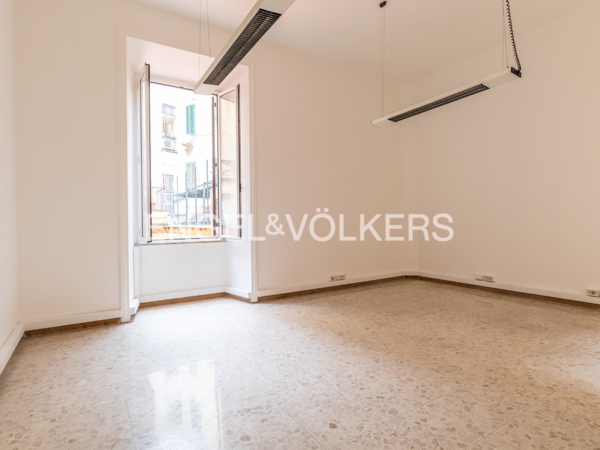 Spacious apartment on Via del Tritone