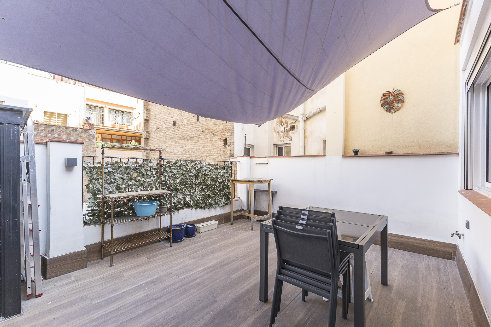 Habitatge reformat amb 3 dormitoris, terrassa privada, sostres de volta catalana i aparcament a Sants-Badal
