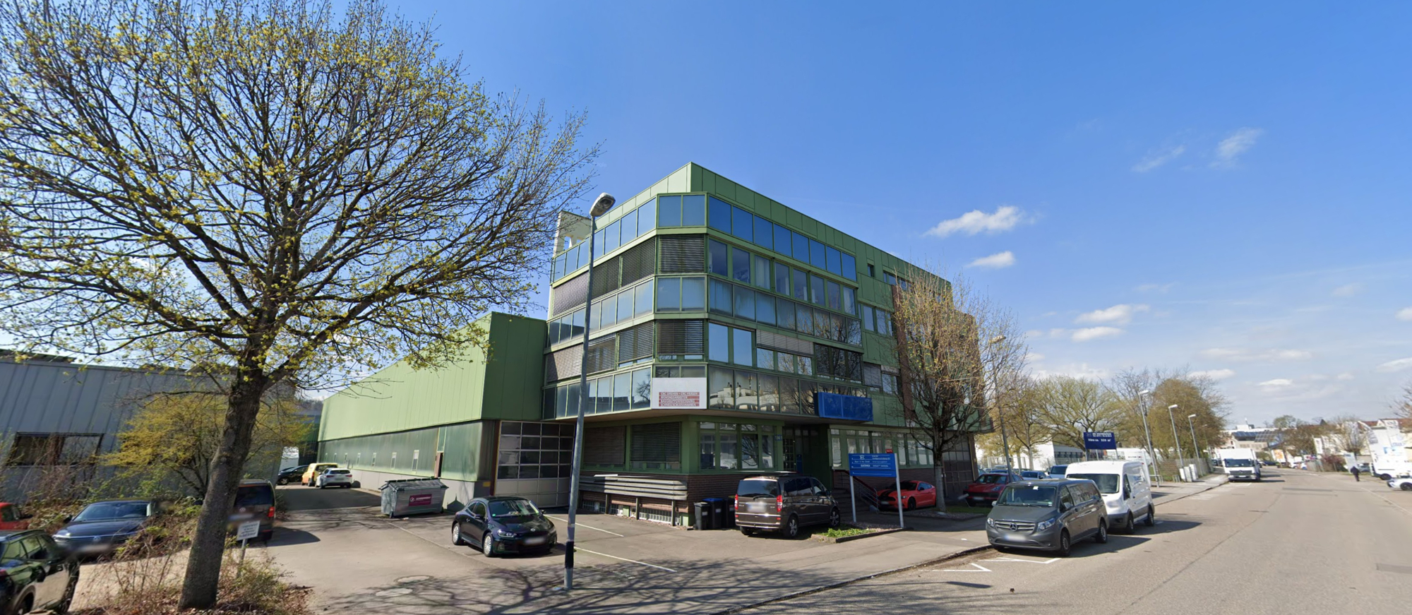 Halle mit Krananlagen nahe der B10