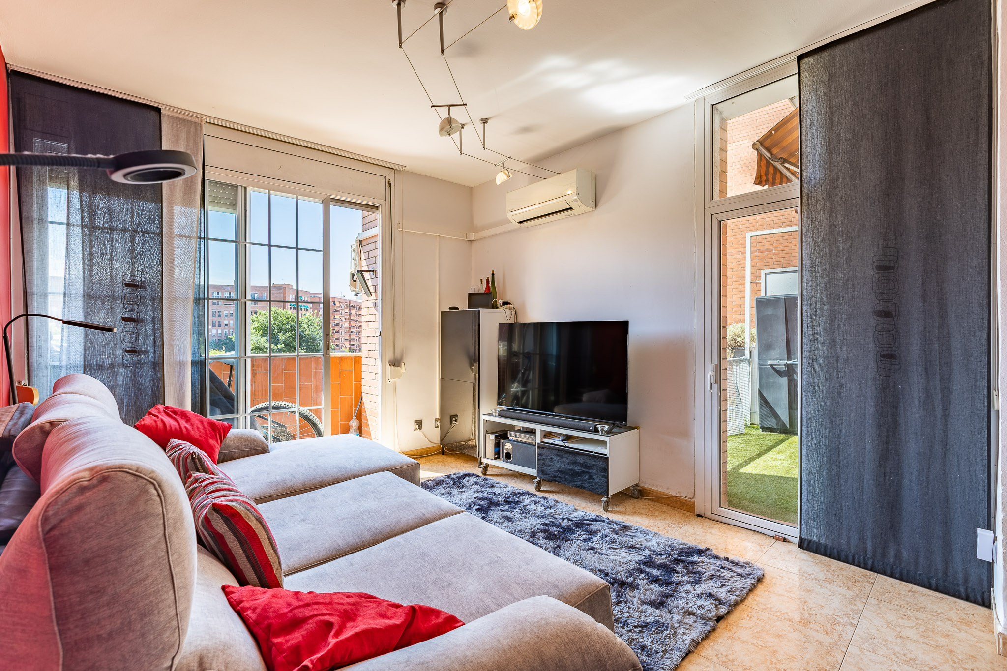 Bright 3-bedroom apartment with balcony, terrace and south-facing aspect