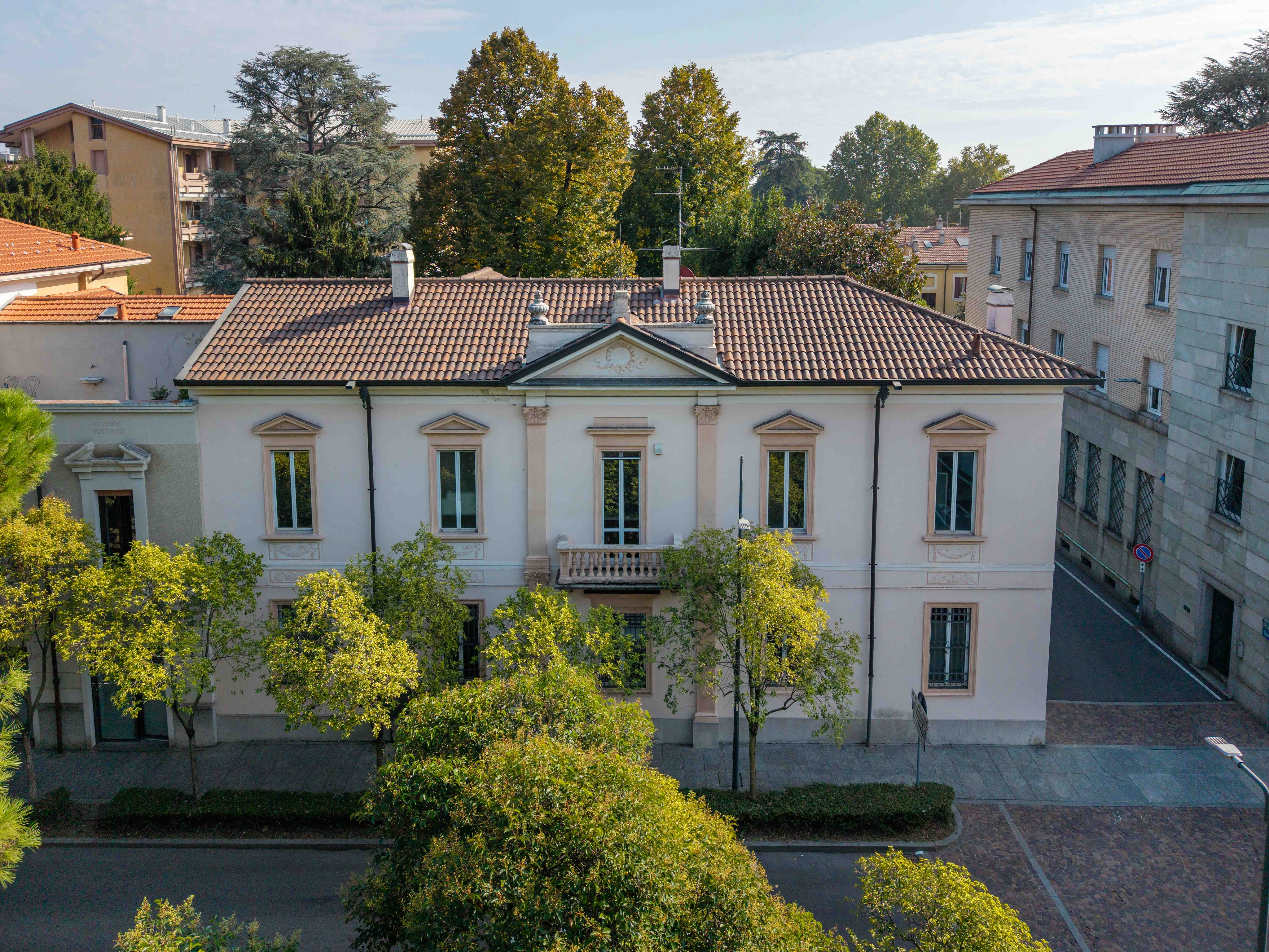 Castellanza Center: Prestigious historic residence with private park, vacant and ready to move into.