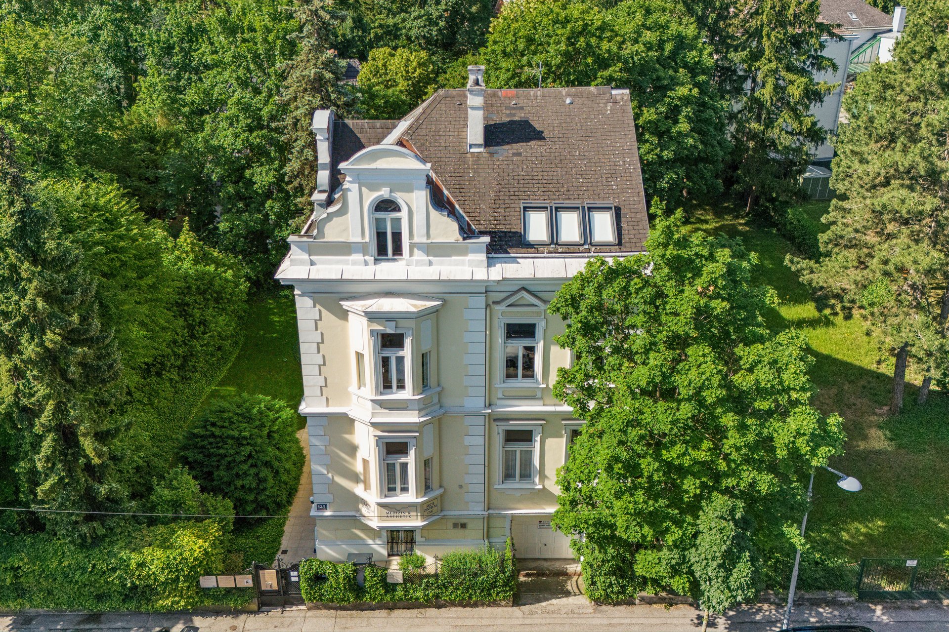 Historic city villa at Maurer Main Square – exclusive rooftop terrace and private sauna!
