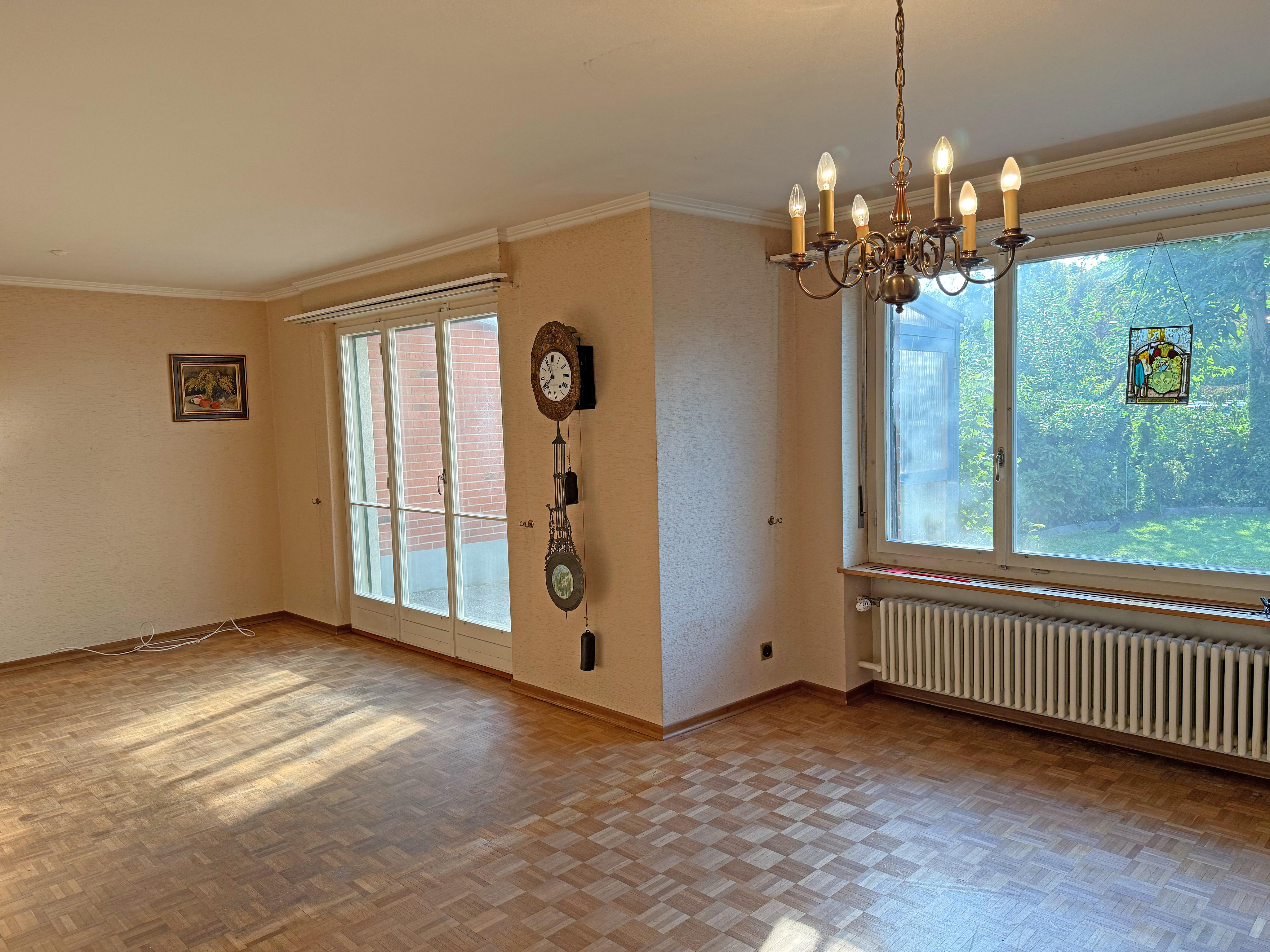 Terraced corner house with indoor pool and potential