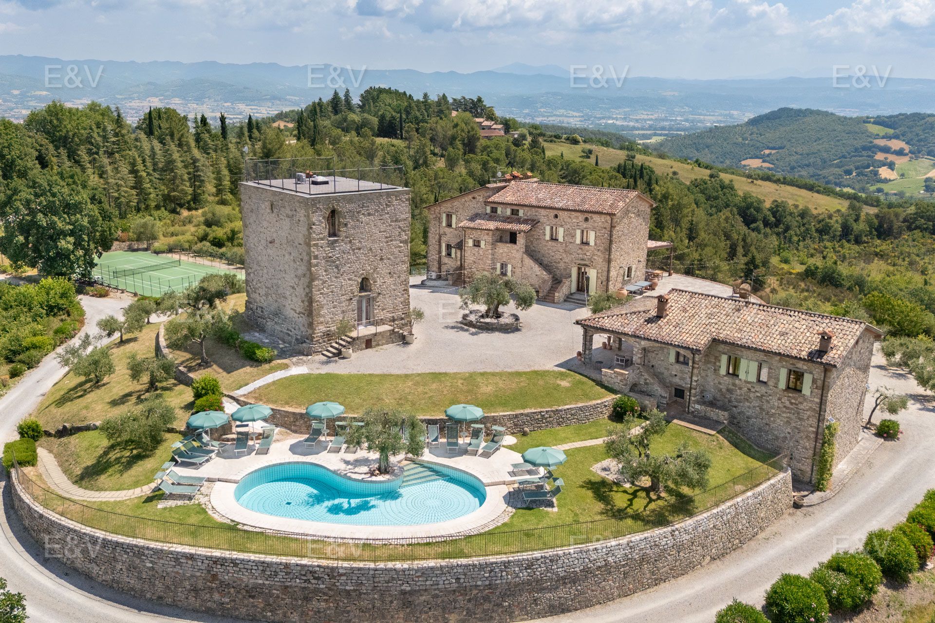 Historic estate between Umbria and Tuscany